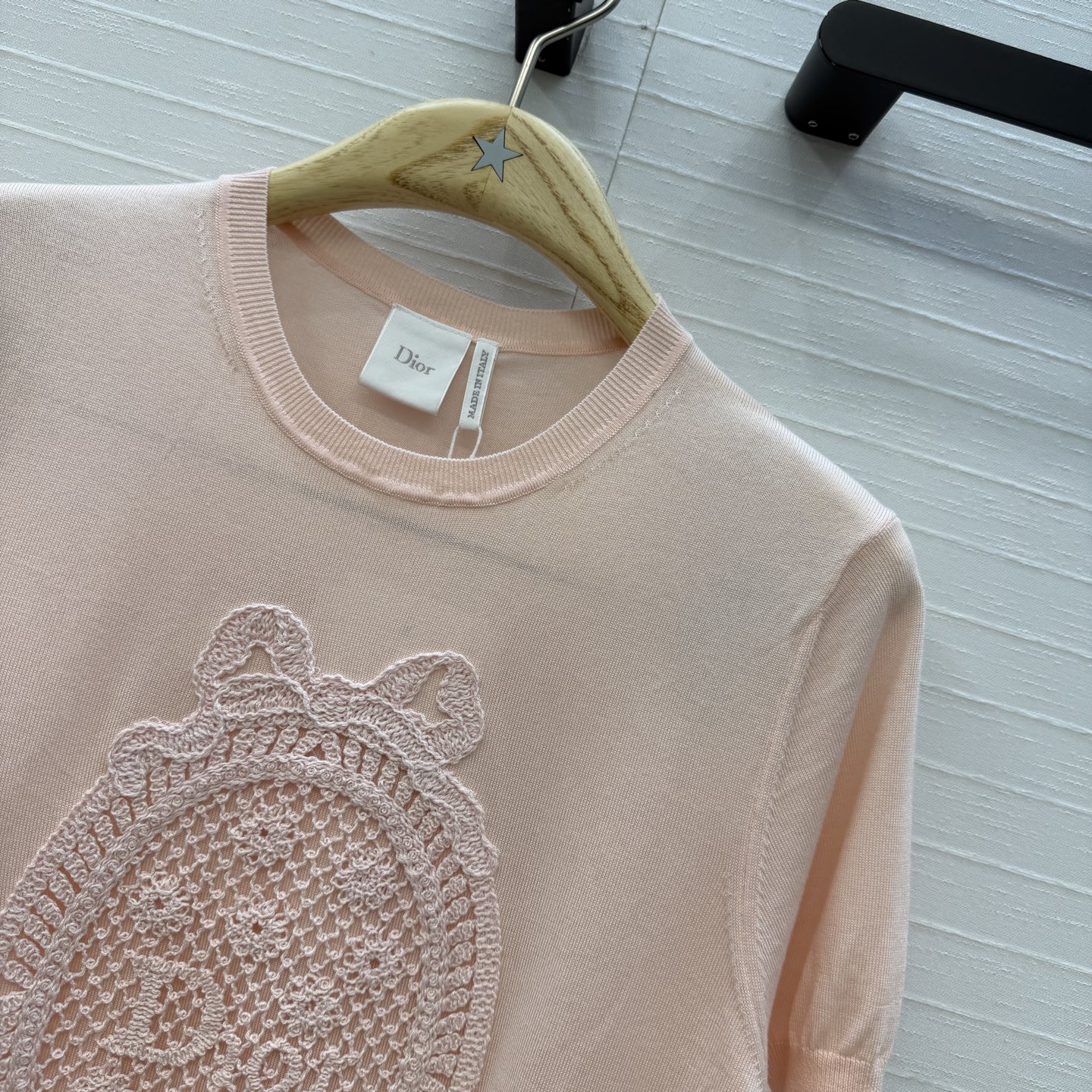 强烈推荐💋Miss D26s早春新品，花园世界系列气质缕空绣花针织短袖上衣，定位法式立体刺绣工艺。打造低