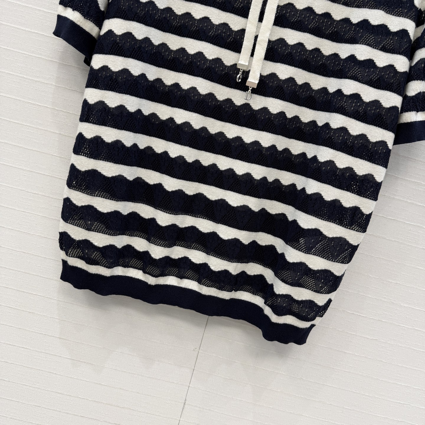 强烈推荐💋Miss D26s早春新品，花园世界系列系带蝴蝶结领针织短袖毛衣。撞色波纹曲纹针织，金属吊饰细