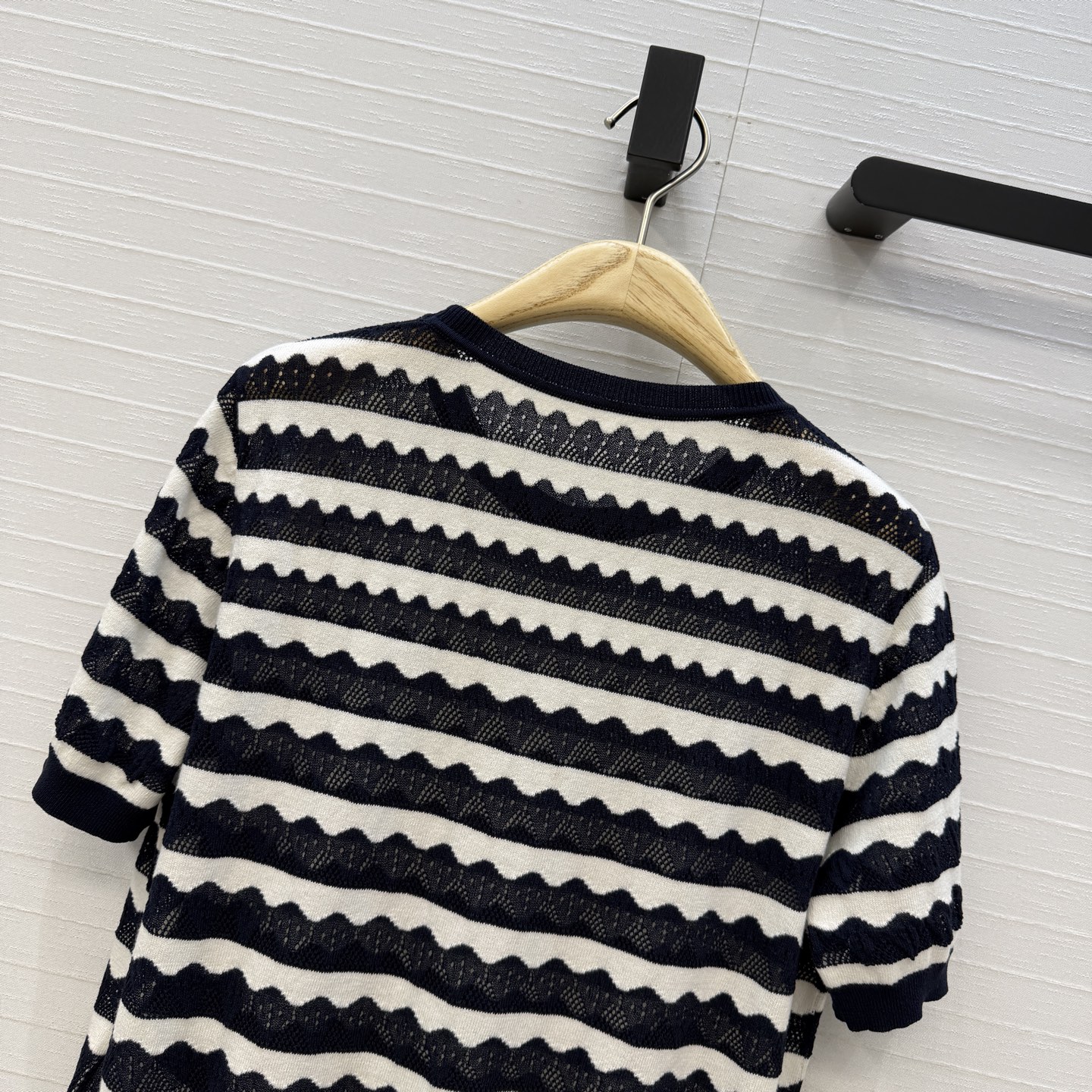 强烈推荐💋Miss D26s早春新品，花园世界系列系带蝴蝶结领针织短袖毛衣。撞色波纹曲纹针织，金属吊饰细