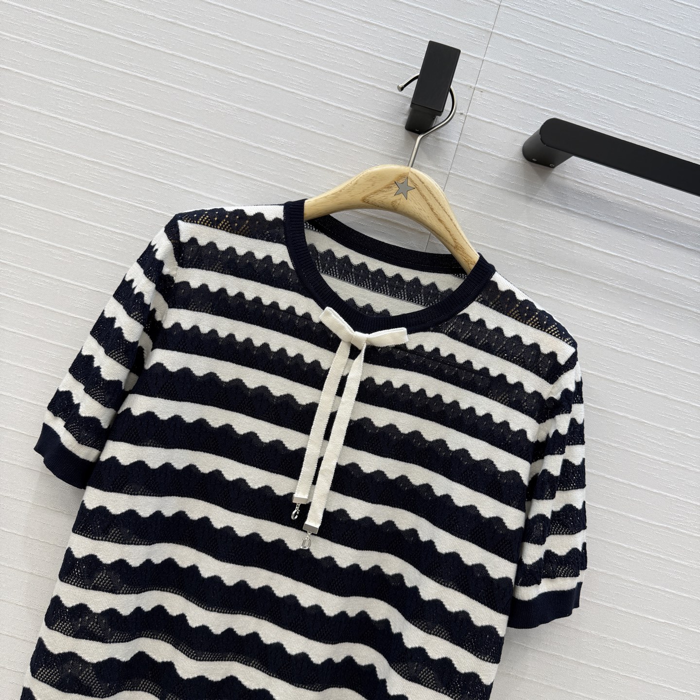 强烈推荐💋Miss D26s早春新品，花园世界系列系带蝴蝶结领针织短袖毛衣。撞色波纹曲纹针织，金属吊饰细