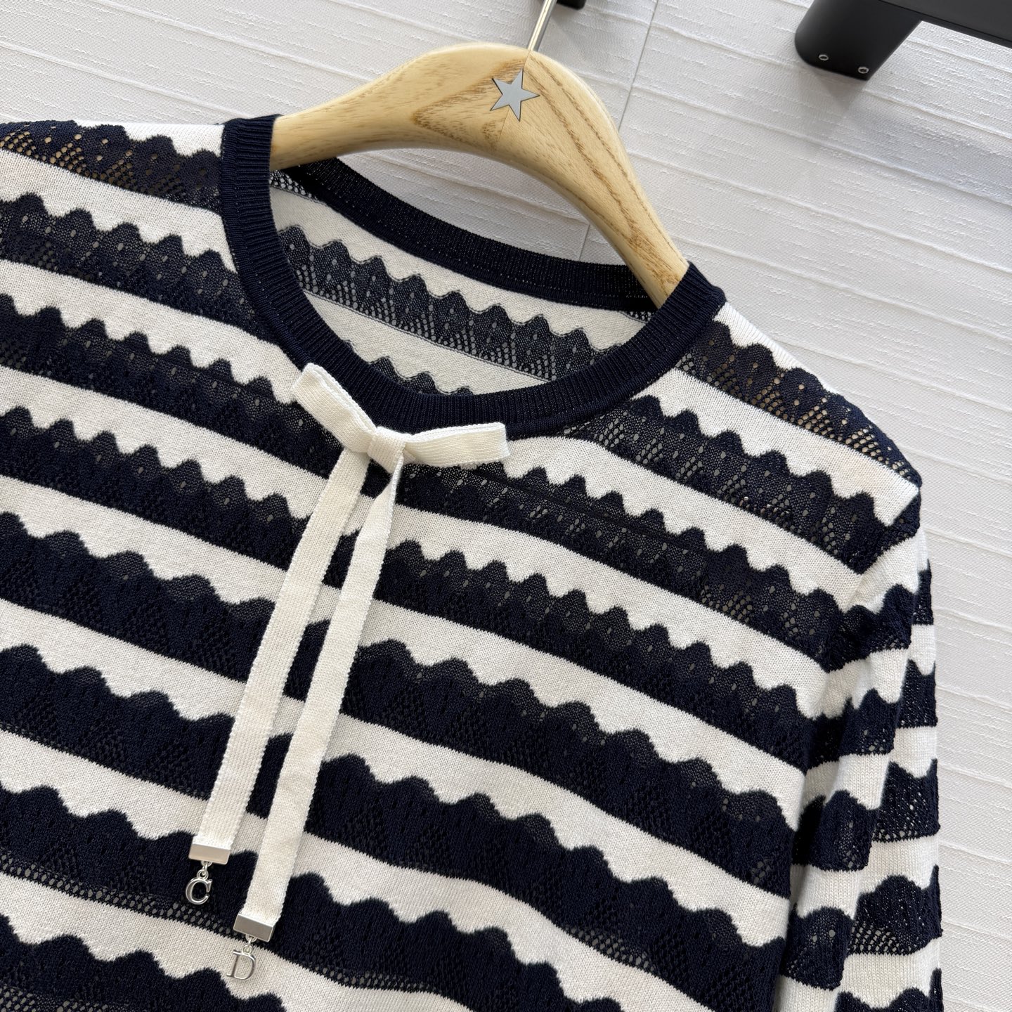 强烈推荐💋Miss D26s早春新品，花园世界系列系带蝴蝶结领针织短袖毛衣。撞色波纹曲纹针织，金属吊饰细