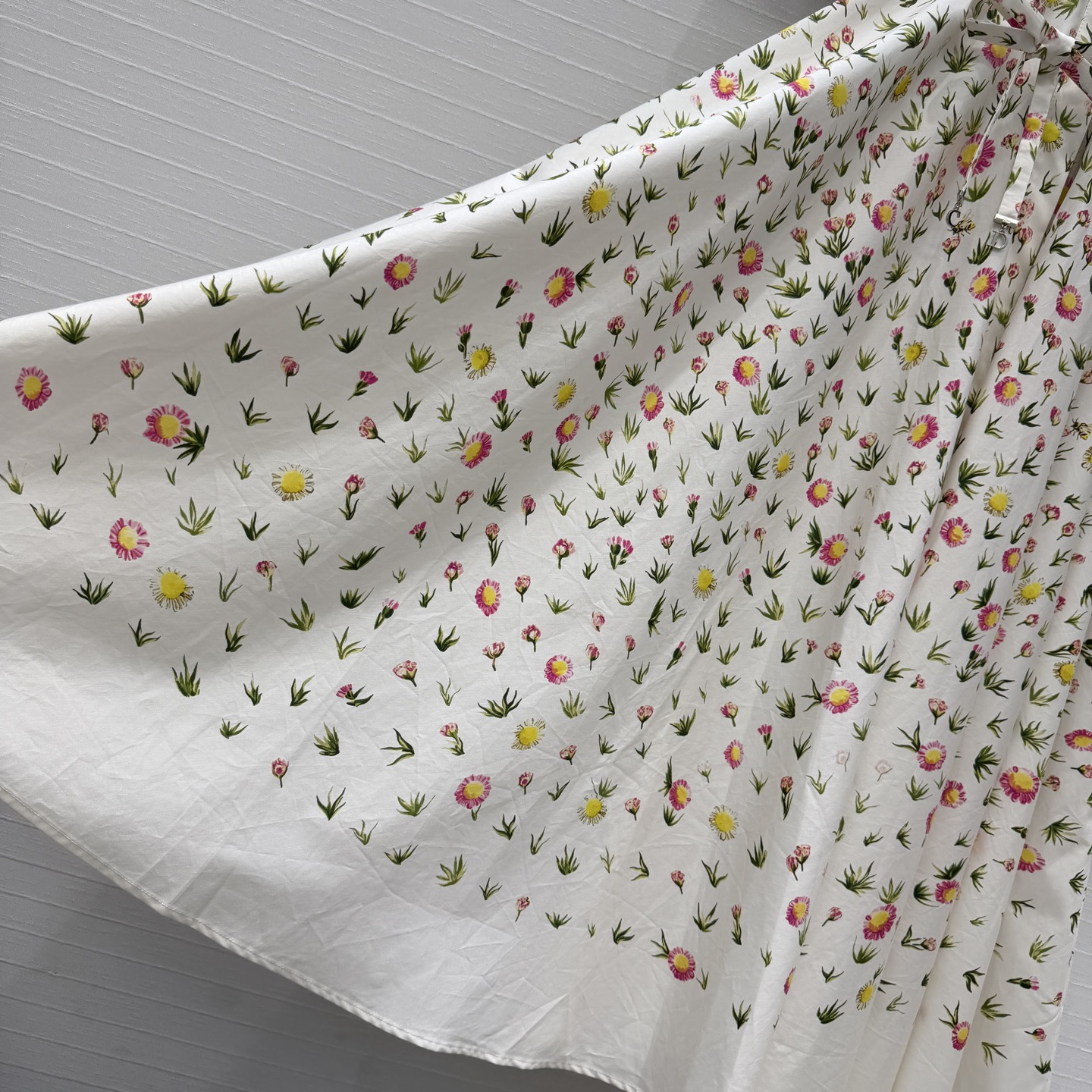 独家首发❤️D*26早春新品 花园世界系列 彩色雏菊印花衬式长裙，清新淡雅的印花图案优雅浪漫氛围感拉满，