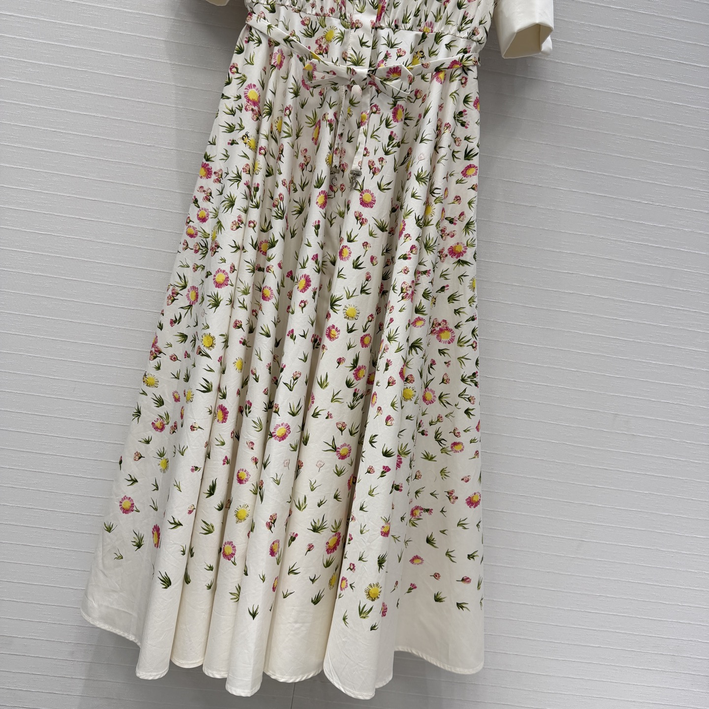 独家首发❤️D*26早春新品 花园世界系列 彩色雏菊印花衬式长裙，清新淡雅的印花图案优雅浪漫氛围感拉满，