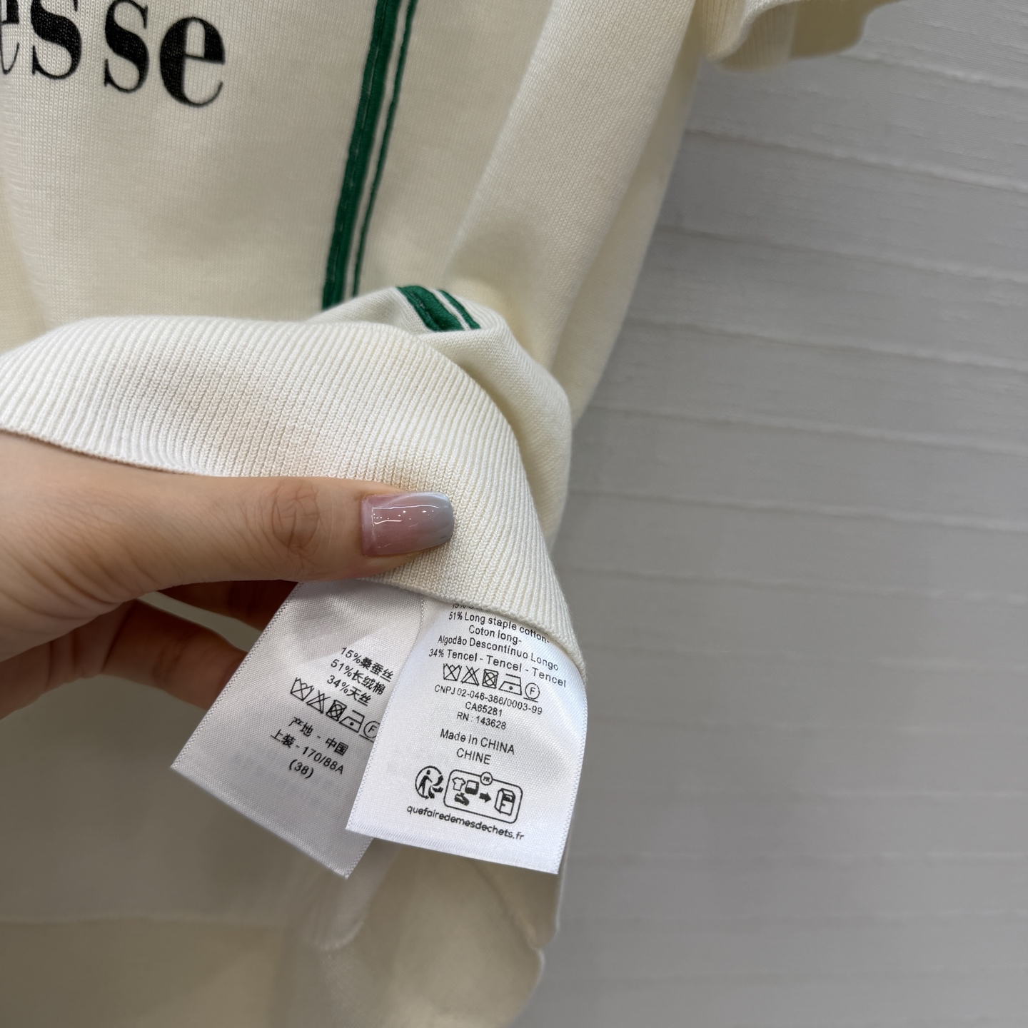 原单品质💋Miss D26s早春新品，花园世界系列刺绣针织短袖看衣。进口桑蚕丝天丝混纺纱线质感细腻。细节