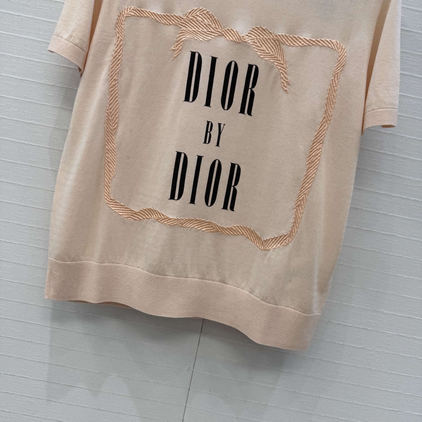 原单品质💋Miss D26s早春新品，花园世界系列刺绣针织短袖看衣。进口桑蚕丝天丝混纺纱线质感细腻。细节