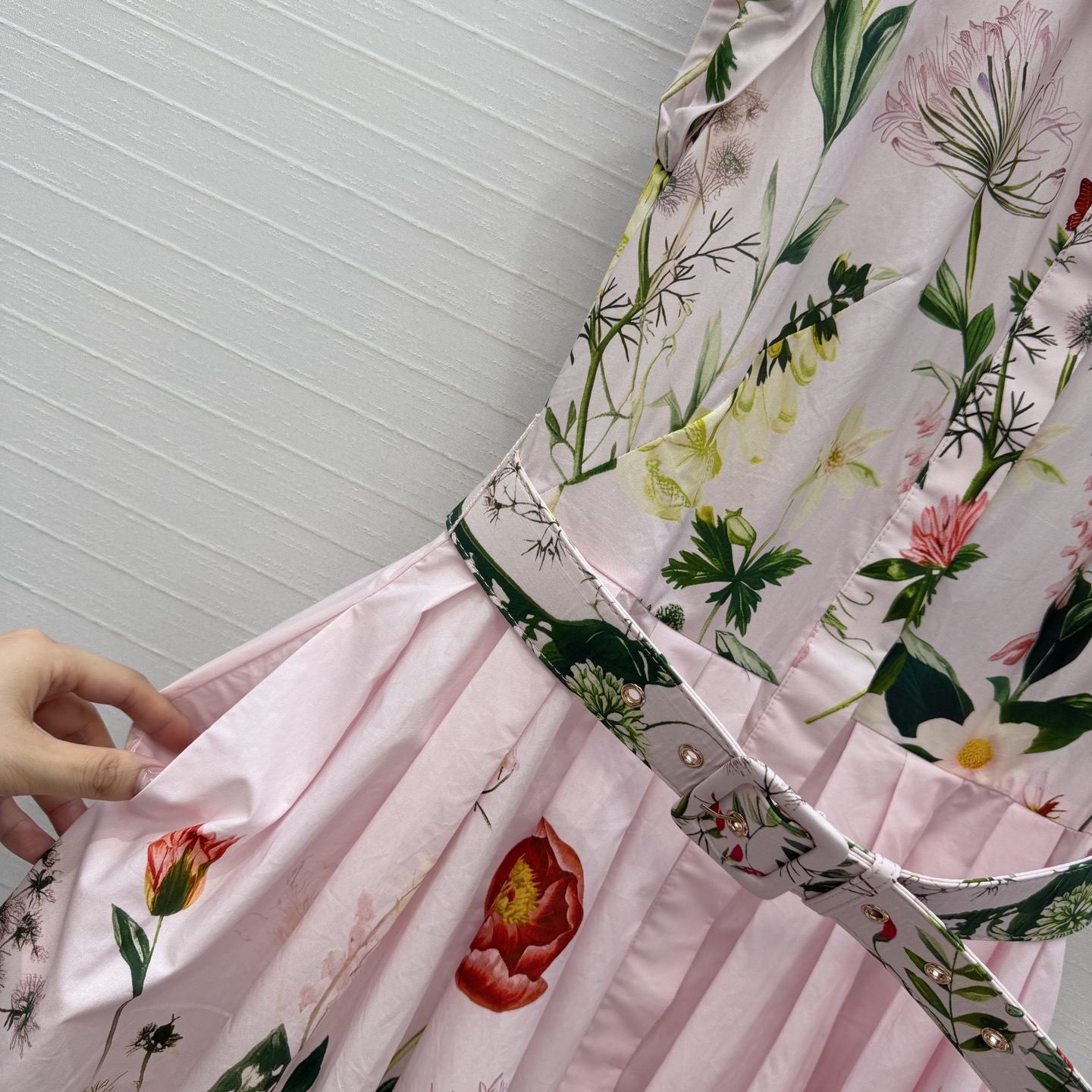 强烈推荐❤️Cara*26度假新品 淡粉彩花印花束腰连衣裙，卷边小飞袖设计收腰压褶大裙摆上身优雅知性，休