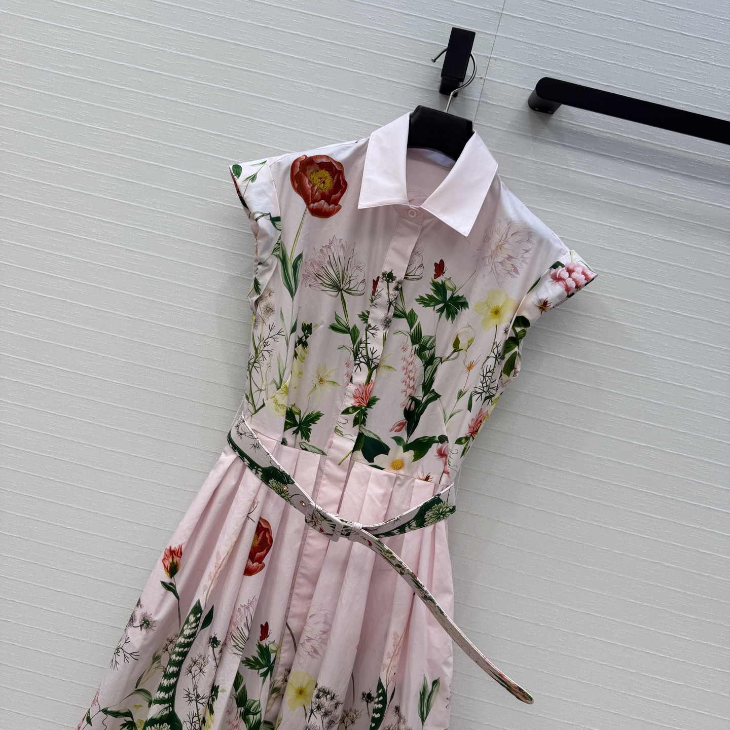 NO:820741,Highly recommended Cara*26 new holiday product, light pastel flower print waist dress, rolled-up small flying sleeves design, waist-cinching pleated large skirt, elegant and intellectual upper body, casual vacation without losing the sense of commuting, with a belt to modify the figure, full of retro feel, light cotton poplin material, skin-friendly and breathable, one color, four sizes, size 36: bust 86, waist 70, skirt length 117..., women's clothing, skirts,19860909强烈推荐Cara*26度假新品 淡粉彩花印花束腰连衣裙,卷边小飞袖设计收腰压褶大裙摆上身优雅知性,休闲度假不失通勤感,搭配腰带修饰身形,复古感满满,轻盈棉府绸材质,亲肤透气,一色四码,36码:胸围86,腰围70,裙长117..,女装,skirts,,Women's clothing