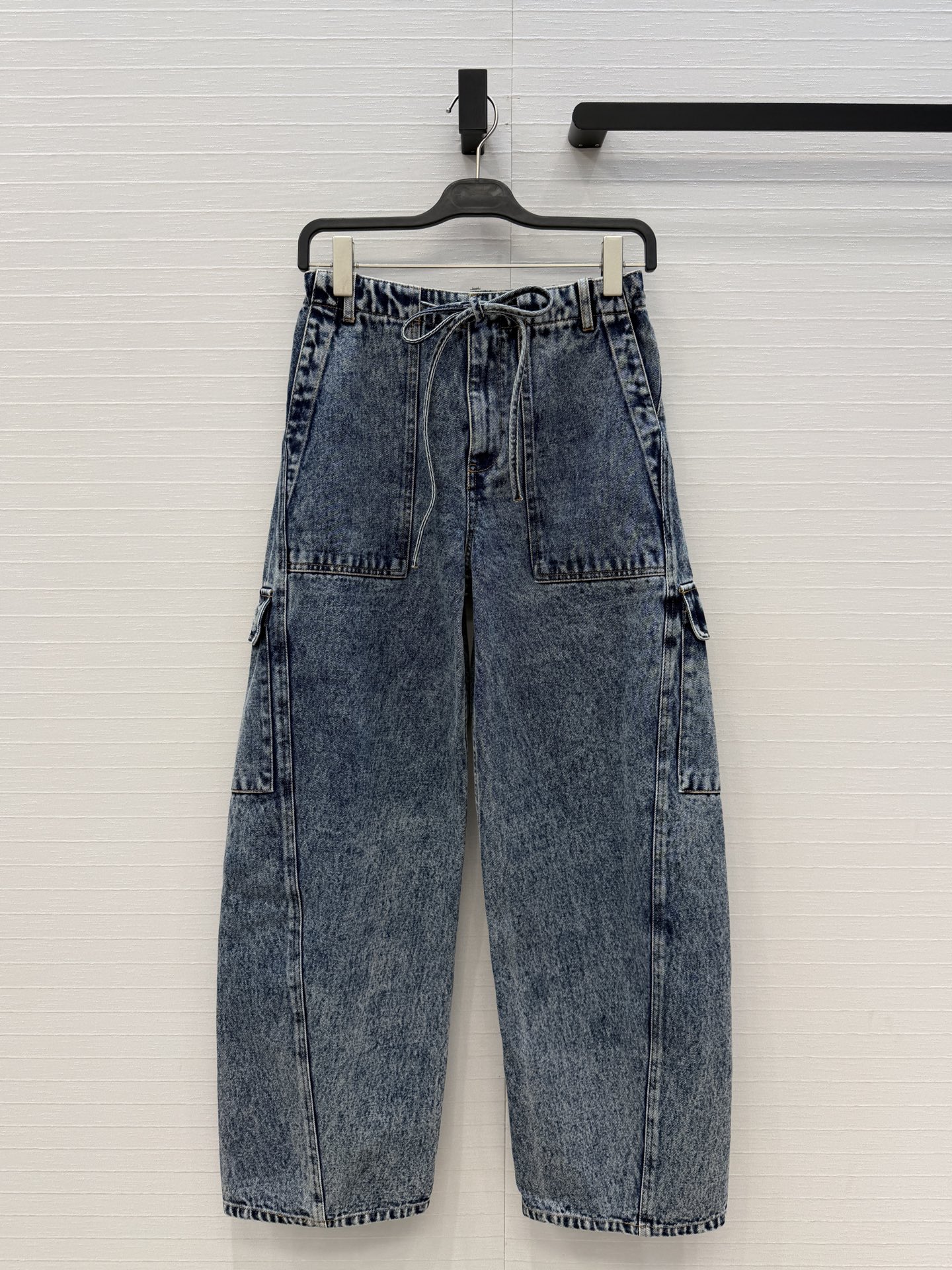 NO:820783,Highly recommended Alai* new fashionable outfits!  Cool snowflake denim overalls, drawstring waist design with large pockets + loose wide-leg version, modified upper body and leg-shaped pear-shaped body, friendly body, full of street feel, can be easily used for daily outings, commuting, and leisure. Made of washed distressed denim fabric, showing a unique retro blue tone. Highly recommended single product, one-color SML code. Big order here!  Size S. Waist 74, hip 100, pants length 106.., women's clothing, alaia,19860909爆单推荐Alai*新品时髦精穿搭！酷飒雪花牛仔工装裤,抽绳束腰设计大口袋+宽松阔腿版型,上身修饰腿型梨形身材友好,街头感满满,日常出街、通勤、休闲都能轻松驾驭,采用水洗做旧牛仔面料,呈现独特复古蓝色调.强烈推荐单品,一色SML码.大单子甩过来！S码.腰围74,臀围100,裤长106..,女装,alaia,,Women's clothing