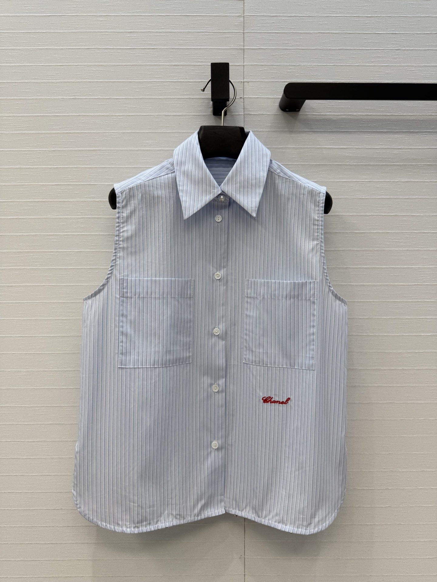 NO:820798,Highly recommend Coco Girls French Pearl Button Sleeveless Striped Shirt!  All the care is in invisible places. Classic chain webbing edge design!  Imported poplin cotton fabric is light, comfortable and has a great texture!  Decorated with red label embroidery and pearl buttons, it is a perfect example of age-reducing girlish style!  The small and short version is versatile and easy to match. White, rich and beautiful must-have high-end fashionable and versatile items!  Available in one color, size 3.36, bust 94, length 58..., Chanel - clothing, chanel, shirts,19860909强烈推荐Coco女孩法式珍珠扣无袖条纹衬衫！小心思全在看不见的地方.经典链条织带边设计！进口府绸棉面料轻盈舒适质感超赞！红标刺绣珍珠扣装饰,减龄少女风绝绝子！小短款版型百搭不挑人,白富美必入高级时髦百搭单品！现货一色3码.36码,胸围94,衣长58..,香奈儿-服装,chanel,shirts,,Women's clothing