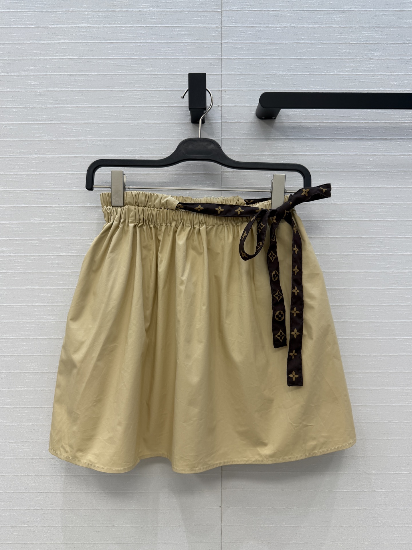 NO:820789,Highly recommend the classic MONOGRAM strappy skirt from the 26th spring and summer new product of the Flight Mode series!  Elastic drawstring waist pleat design, fluffy small A-shaped upper body, perfect for reducing age!  Classic, fashionable and high-end!  A must-have artifact for Bai Fumei!  The quality of workmanship depends on the details. Three sizes in one color, S size. Waist 62, skirt length 44..., Louis Vuitton-clothing, louis vuitton, skirts,19860909强烈推荐 Flight Mode系列26春夏新品经典MONOGRAM绑带半裙！松紧抽绳腰部褶皱设计 蓬松感小A版型上身减龄绝绝子！经典时髦又高级！白富美必备神器！做工品质看细节.一色三码,S码.腰围62,裙长44..,路易威登-服装,louis vuitton,skirts,,Women's clothing