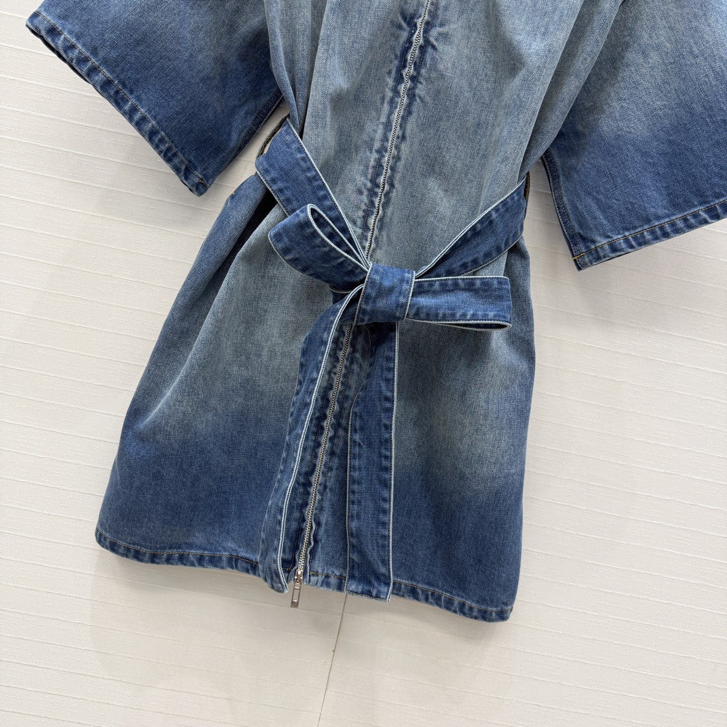独家首发♥️Alai*新品牛仔衬衫裙，摩登时髦不对称拼接腰带设计轻松调节腰线，修饰身材比例，翻领拉链设计