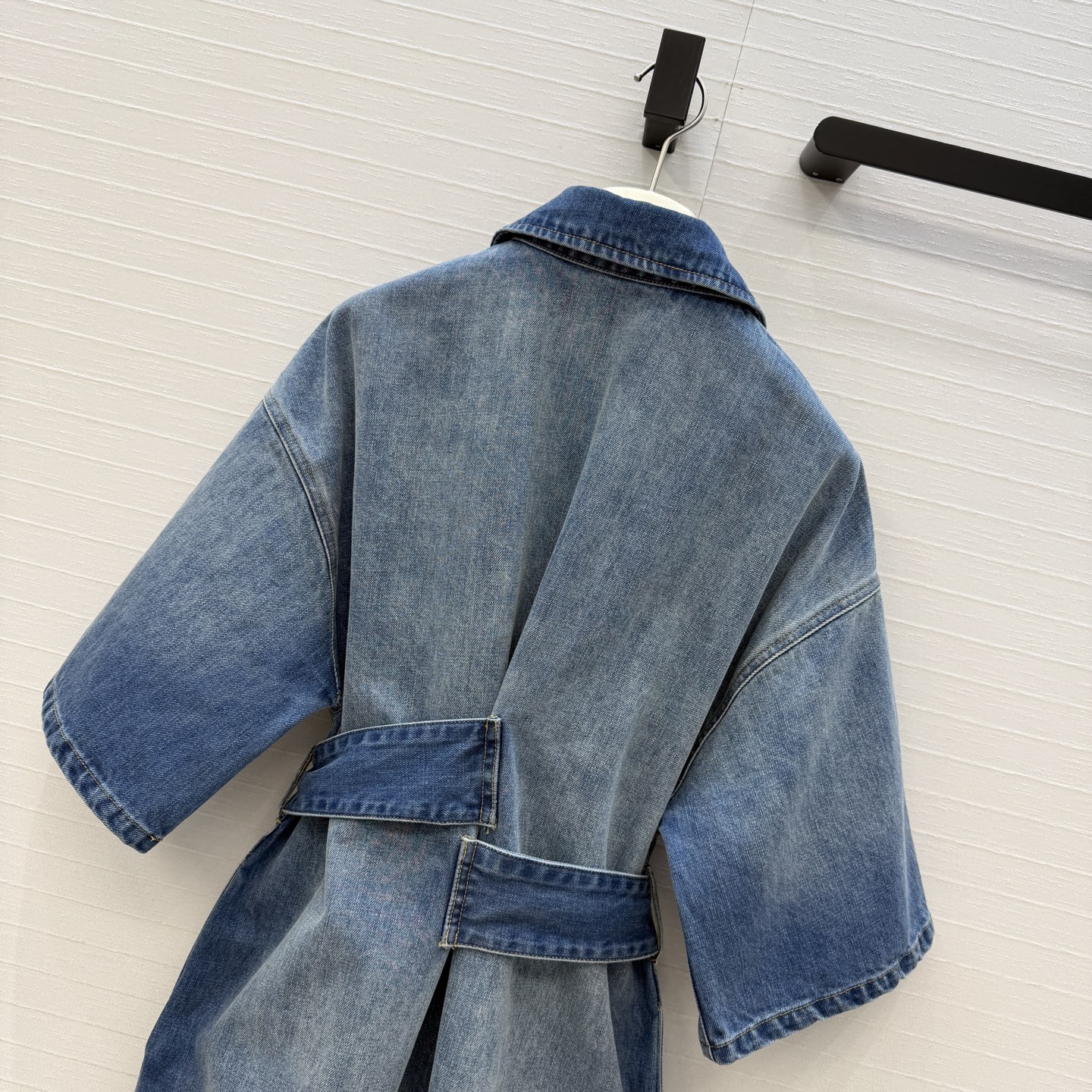 独家首发♥️Alai*新品牛仔衬衫裙，摩登时髦不对称拼接腰带设计轻松调节腰线，修饰身材比例，翻领拉链设计
