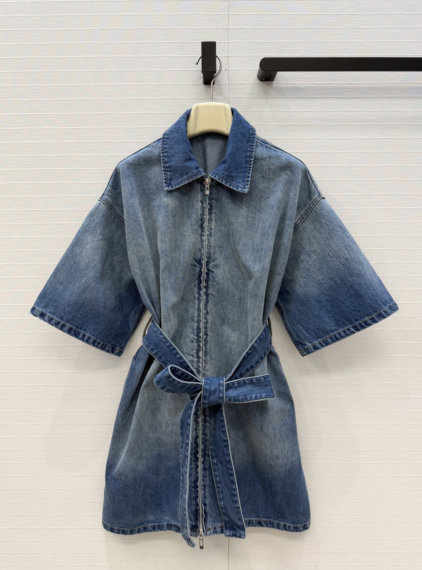 独家首发♥️Alai*新品牛仔衬衫裙，摩登时髦不对称拼接腰带设计轻松调节腰线，修饰身材比例，翻领拉链设计