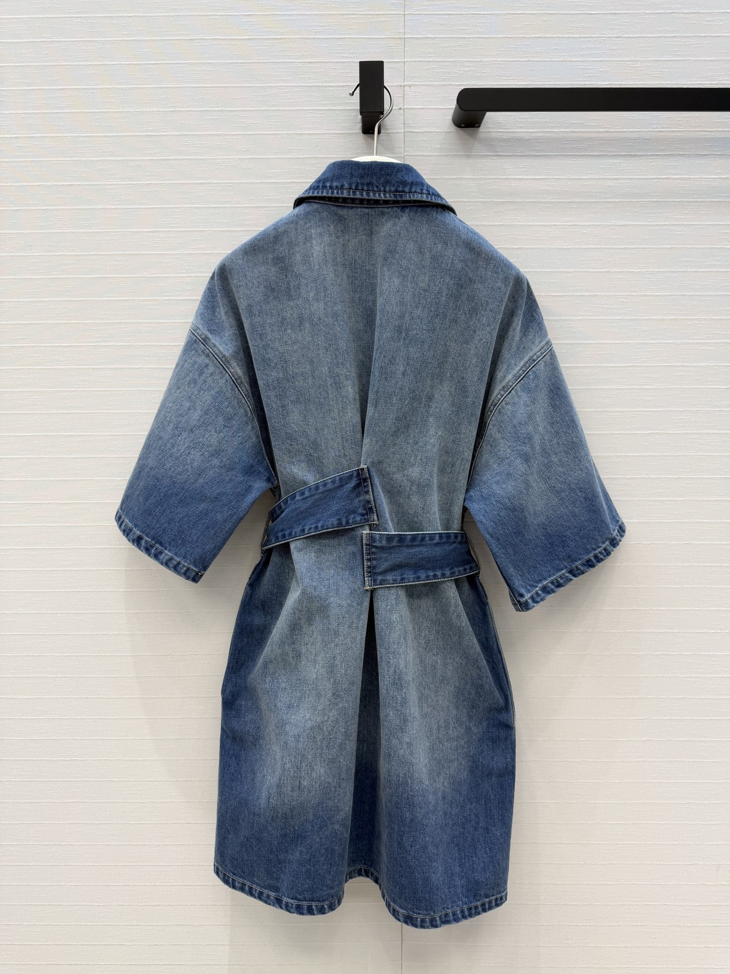 独家首发♥️Alai*新品牛仔衬衫裙，摩登时髦不对称拼接腰带设计轻松调节腰线，修饰身材比例，翻领拉链设计