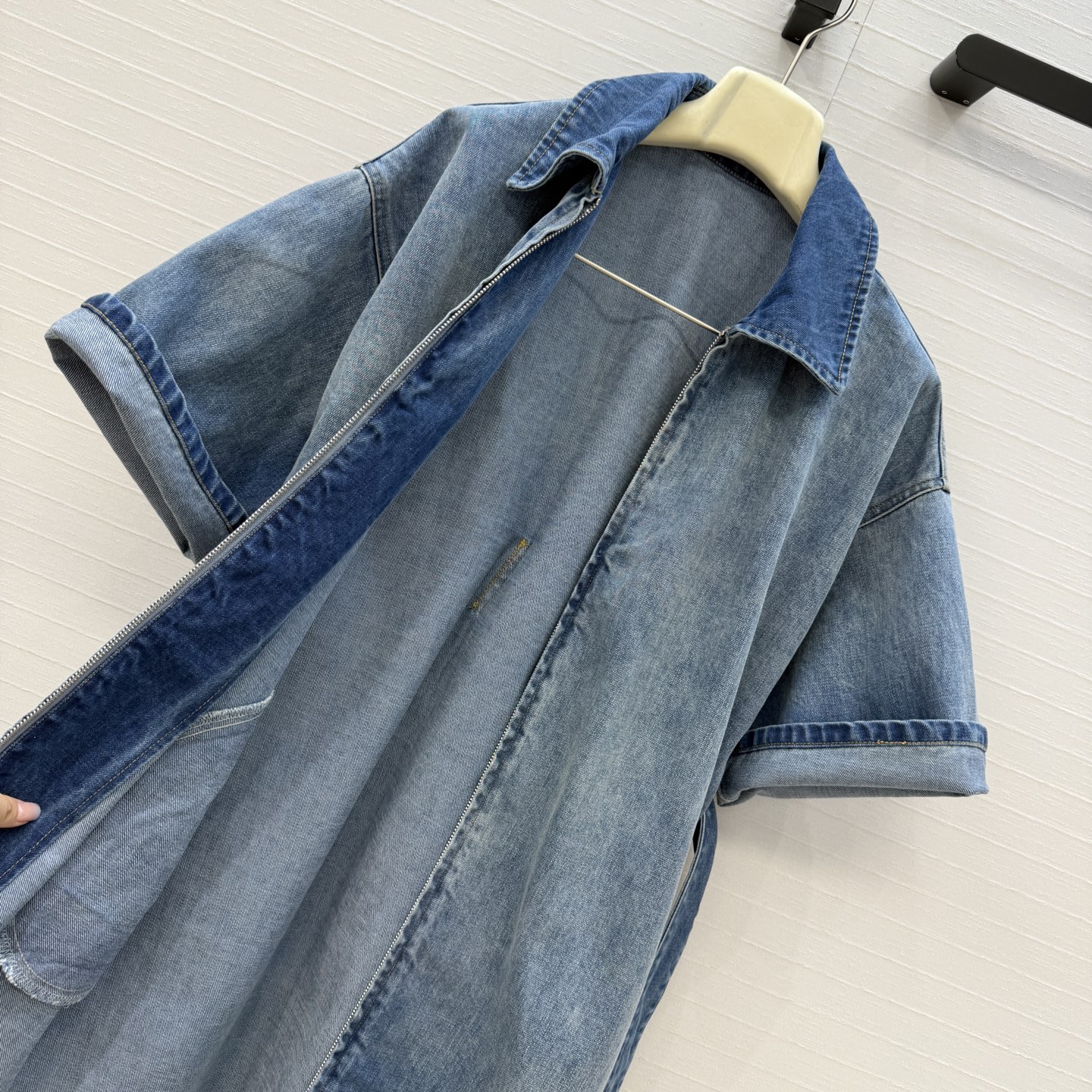 独家首发♥️Alai*新品牛仔衬衫裙，摩登时髦不对称拼接腰带设计轻松调节腰线，修饰身材比例，翻领拉链设计