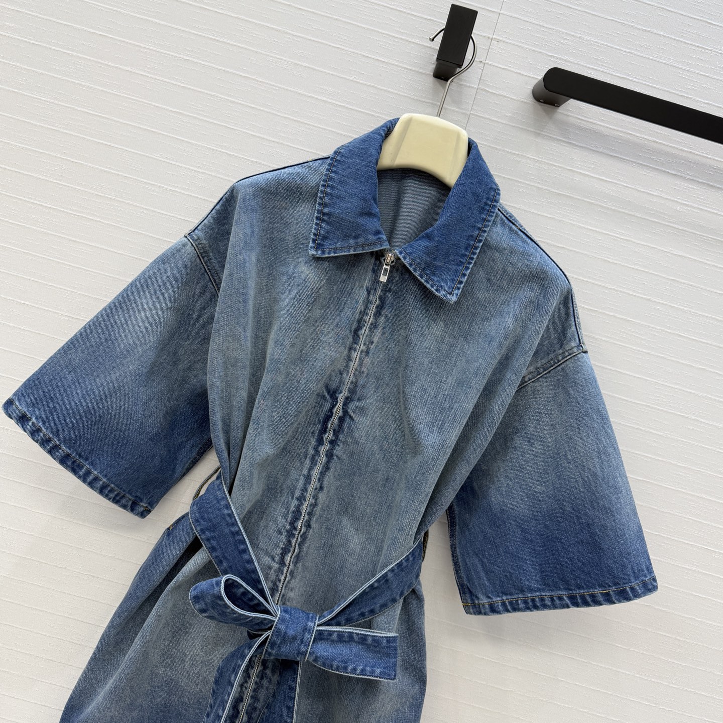 独家首发♥️Alai*新品牛仔衬衫裙，摩登时髦不对称拼接腰带设计轻松调节腰线，修饰身材比例，翻领拉链设计