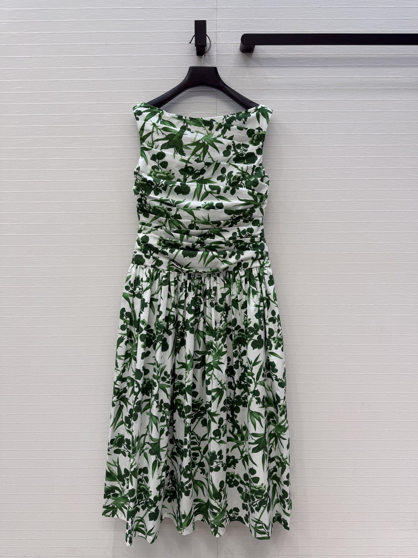 NO:821889,Highly recommended Cara*26 new holiday product, green floral print sleeveless dress, elastic shoulder boat neck, one-shoulder French elegance, pleated design on the upper body and skirt enhance the waist-cinching effect, perfectly outline the waistline, and optimize body proportions. Fresh and holiday-y without losing the sense of commuting, light cotton poplin material, skin-friendly and breathable, four sizes in one color, S size, bust 82, waist 70, skirt length 118., women's clothing, skirts,19860909强烈推荐Cara*26度假新品 绿色花卉印花无袖连衣裙,松紧肩部船领一字肩法式优雅气质,上半身的褶裥设计和裙摆强化了收腰效果,完美勾勒腰线,优化身材比例.清新度假不失通勤感,轻盈棉府绸材质,亲肤透气,一色四码,S码,胸围82,腰围70,裙长118.,女装,skirts,,Women's clothing