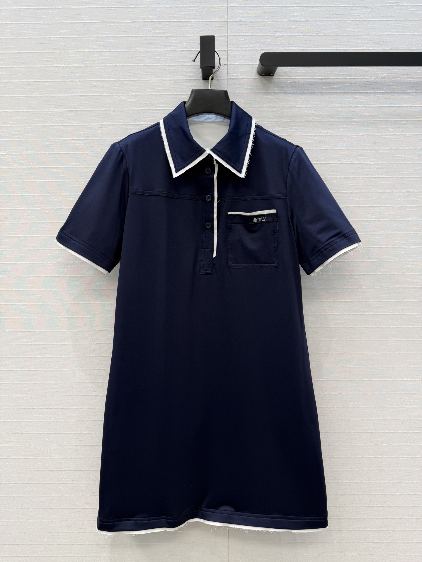 NO:821884,Highly recommended Prad* Explore series Contrast color Polo lapel short-sleeved dress with white piping, simple and detailed. The brand embroidered logo on the chest is highly recognizable. The white design can be folded to fake a two-piece effect, with neat tailoring, both comfortable and fashionable, and can be easily controlled for commuting and leisure. Two colors and three sizes, S size. Shoulder width 39, bust 94, skirt length 85..., Prada - Clothing, prada, prada, skirts, T-shirt,19860909强烈推荐Prad* Explore系列 撞色Polo翻领短袖连衣裙,搭配白色滚边简约又有细节感.胸前品牌刺绣徽标辨识度满分.可翻折露白设计假两件效果,剪裁利落,兼具舒适与时尚,通勤休闲都能轻松驾驭.两色三码,S码.肩宽39,胸围94,裙长85..,普拉达-服装,prada,prada,skirts,T-shirt,,Women's clothing