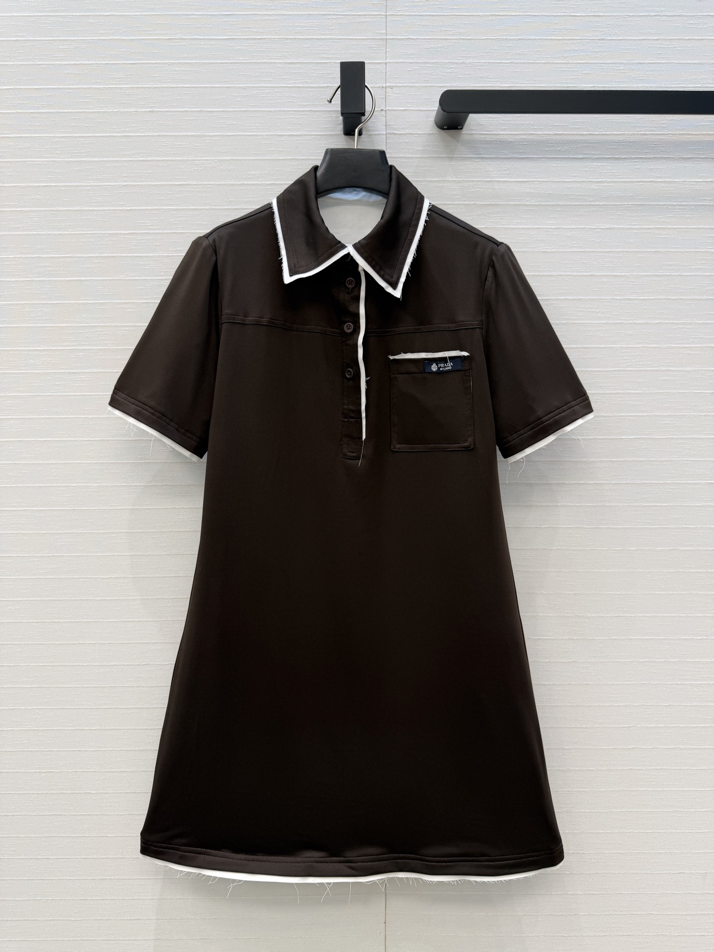 NO:821880,Highly recommended Prad*Explore series Contrast color Polo lapel short-sleeved dress with white piping, simple and detailed. The brand embroidered logo on the chest is highly recognizable. It can be folded to expose the white design to fake a two-piece effect. It is neatly cut, comfortable and fashionable, and can be easily used for commuting and leisure. Two colors and three sizes, S size. Shoulder width 39, bust 94, skirt length 85..., Prada-clothing, prada, prada, skirts, T-shirt,19860909强烈推荐Prad*Explore系列 撞色Polo翻领短袖连衣裙,搭配白色滚边简约又有细节感.胸前品牌刺绣徽标辨识度满分.可翻折露白设计假两件效果,剪裁利落,兼具舒适与时尚,通勤休闲都能轻松驾驭.两色三码,S码.肩宽39,胸围94,裙长85..,普拉达-服装,prada,prada,skirts,T-shirt,,Women's clothing