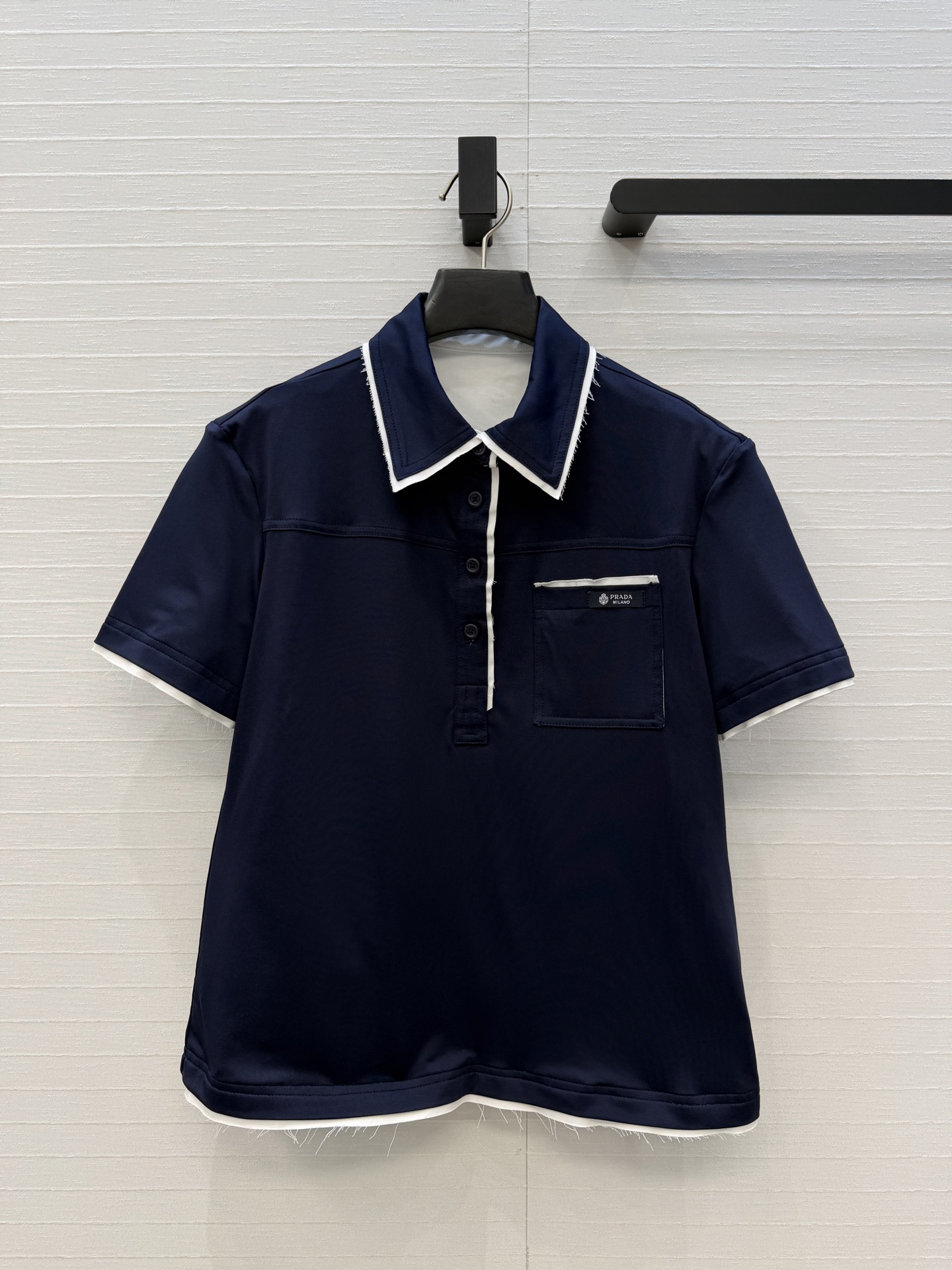 NO:821874,Highly recommended Prad*Explore series contrasting Polo lapel short-sleeved top, with white piping, simple and detailed. The brand embroidered logo on the chest is highly recognizable. It can be folded to expose the white design to fake a two-piece effect. It is neatly cut, comfortable and fashionable, and can be easily used for commuting and leisure. Two colors and three sizes, S size. Shoulder width 43, bust 94, length 60,., Prada - Clothing, prada, prada, T-shirt,19860909强烈推荐Prad*Explore系列 撞色Polo翻领短袖上衣,搭配白色滚边简约又有细节感.胸前品牌刺绣徽标辨识度满分.可翻折露白设计假两件效果,剪裁利落,兼具舒适与时尚,通勤休闲都能轻松驾驭.两色三码,S码.肩宽43,胸围94,衣长60,.,普拉达-服装,prada,prada,T-shirt,,Women's clothing