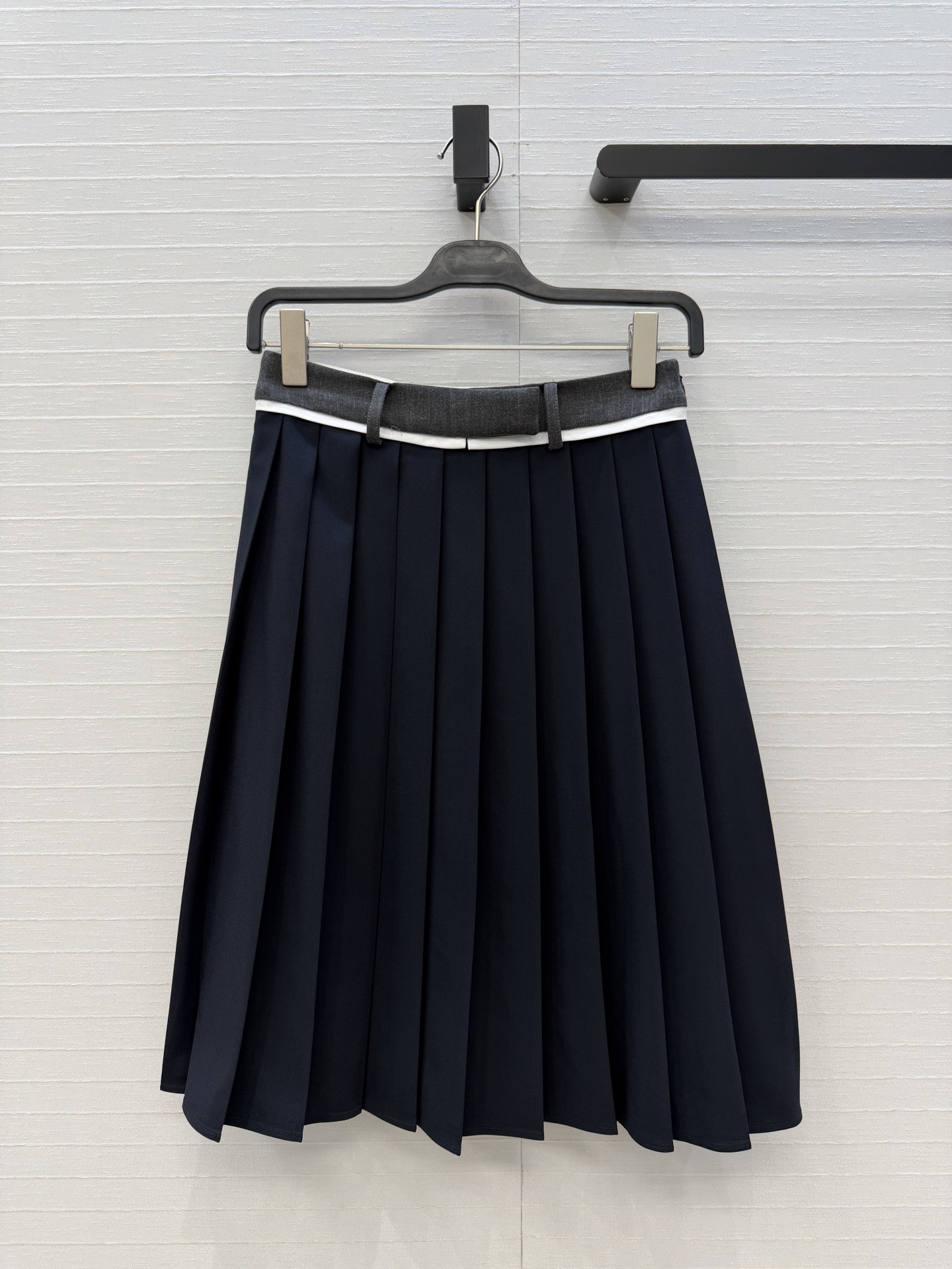 NO:821868,Highly recommend Prad*’s new preppy pleated skirt for girls!  The positioning patch embroidered letters are designed with contrasting colors on the waistband, and the neat A-line shape makes the upper body look slimmer!  Sweet or salty, the temperament is versatile and not picky!  The quality of workmanship depends on the details. Available in two colors, sizes S-L. Big orders are coming over!  Size S. Waist 68, skirt length 62,.,Prada-clothing,prada,prada,skirts,19860909强烈推荐Prad*新品学院风少女压褶半裙！定位贴布刺绣字母撞色腰头设计,利落的A字版型上身巨显瘦！可甜可盐气质百搭不挑人！做工品质看细节.现货两色S-L码.大单子甩过来！S码.腰围68,裙长62,.,普拉达-服装,prada,prada,skirts,,Women's clothing
