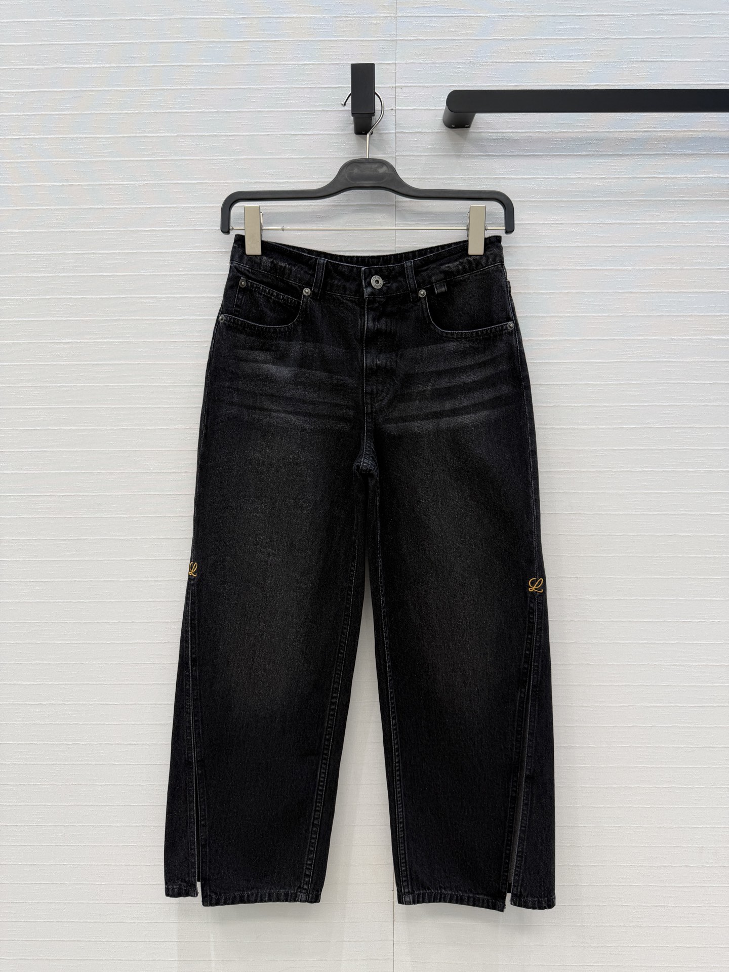 NO:821854,Recommended original high-quality products, Lw*'s new Ibiza series side slit jeans, retro washed denim slit nine-point denim pants!  The imported denim is full of sinews and has customized active washing technology. The slit design on the trouser legs adds a sense of flexibility. The loose cut is super comfortable. The classic version is versatile and fashionable!  The upper body is super slim!  The imported washed denim fabric has a wide and stylish texture!  Two colors and 3 sizes!  Size S. Waist 68, hips 90, pants length 90.., Loewe-clothing, loewe, jeans,19860909原单品质爆单推荐,Lw*新品Ibiza系列侧边开衩牛仔裤,复古洗水丹宁开叉牛仔九分裤！进口牛仔筋骨感十足定制活性洗水工艺,裤脚开叉设计增添灵动感,宽松剪裁超舒适,经典版型不挑人百搭又时髦！上身超显瘦！进口洗水牛仔面料质感挺阔有型！两色3码！S码.腰围68,臀围90,裤长90..,罗意威-服装,loewe,jeans,,Women's clothing