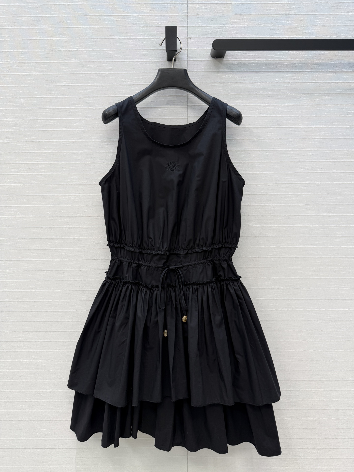 NO:821850,Highly recommend Lw*’s new product Paula’s Ibiza series logo embroidered dress, sleeveless round neck + waist drawstring, easy to adjust the waistline, slimming and modifying the body proportions. Curved cut layered puff skirt, smart and elegant, age-reducing girlish style, can be easily controlled for daily life, vacation, and dating ~ cotton poplin fabric, see for yourself on workmanship quality, two colors and three sizes, S size, bust 94, skirt length 91..., Loewe-clothing, loewe, skirts,19860909强烈推荐Lw*新品Paula’s Ibiza系列 徽标刺绣连衣裙,无袖圆领+腰部抽绳,轻松调节腰线,显瘦又修饰身材比例.弧度剪裁分层蓬蓬裙摆,灵动飘逸,减龄少女风,日常、度假、约会都能轻松驾驭～棉府绸面料,做工品质自己看,两色三码,S码,胸围94,裙长91..,罗意威-服装,loewe,skirts,,Women's clothing