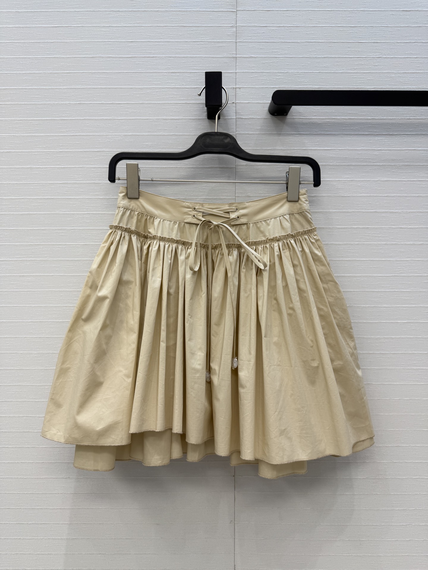 NO:821847,Highly recommend Lw*’s new product Paula’s Ibiza series fluffy cake skirt, with lace-up design, curved cut and layered fluffy skirt, smart and elegant, age-reducing girl style, easy to control for daily life and vacation dates ~ cotton poplin fabric, see for yourself on workmanship quality, three colors and three sizes, S size. Waist 68, skirt length 45..., Loewe-clothing, loewe, skirts,19860909强烈推荐Lw*新品Paula’s Ibiza系列蓬蓬蛋糕半裙,系带设计弧度剪裁分层蓬蓬裙摆,灵动飘逸,减龄少女风,日常、度假约会都能轻松驾驭～棉府绸面料,做工品质自己看,三色三码,S码.腰围68,裙长45..,罗意威-服装,loewe,skirts,,Women's clothing