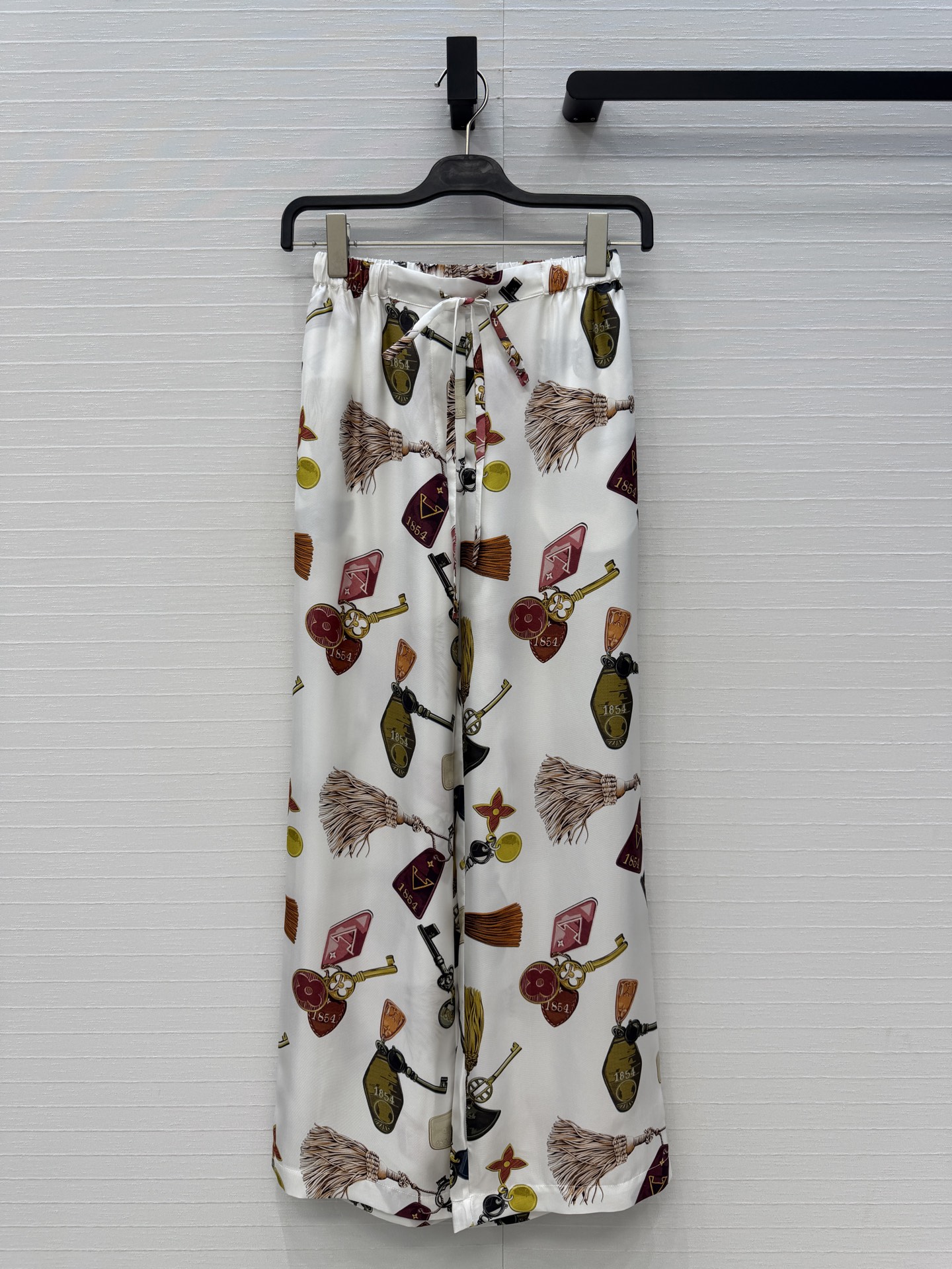 NO:821879,Hot sale recommendation: Flight Mode series printed silk pants!  Vintage keys, bottles and other patterns are full of classic LV elements, with both artistic sense and brand recognition!  Silk twill!  The classic elastic-waisted straight-leg silhouette is effortless!  Retro, fashionable and high-end items!  The upper body is super slim!  The workmanship quality of Bai Fumei's must-have artifacts depends on the details, one color and three sizes, a big list. S size, waist 62, hip 94, pants length 101..., Louis Vuitton-clothing, louis vuitton, louis vuitton, real silk,19860909爆单推荐 Flight Mode系列印花真丝裤！复古钥匙、瓶状物等图案,满满LV经典元素,艺术感与品牌辨识度兼具！真丝斜纹绸！经典松紧腰直筒版型不挑人！复古时髦又高级的单品！上身超显瘦！ 白富美必入神器做工品质看细节,一色三码,大单子甩过来.S码,腰围62,臀围94,裤长101..,路易威登-服装,louis vuitton,louis vuitton,real silk,,Women's clothing