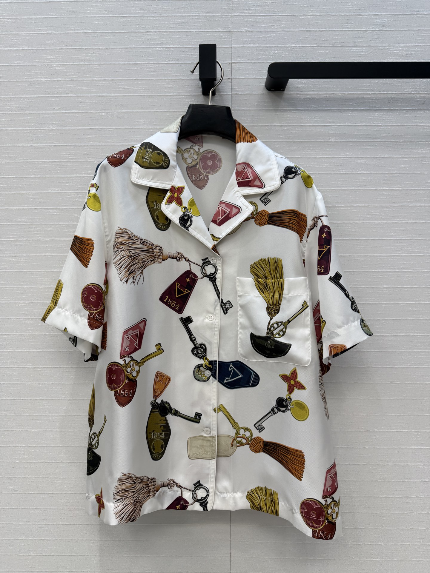 NO:821885,Hot sale recommendation: Flight Mode series printed silk short-sleeved shirts, with retro keys, bottles and other patterns, full of LV classic elements, with both artistic sense and brand recognition!  Silk twill!  The classic lapel and loose fit does not flatter your upper body and makes you look slimmer!  The workmanship quality of Bai Fumei's must-have artifact depends on the details, one color and three sizes. The big list is thrown over, S size, shoulder width 44, bust 110, length 63,., Louis Vuitton-clothing, louis vuitton, louis vuitton, shirts, T-shirt, real silk,19860909爆单推荐 Flight Mode系列印花真丝短袖衬衫,复古钥匙、瓶状物等图案,满满LV经典元素,艺术感与品牌辨识度兼具！真丝斜纹绸！经典翻领宽松版型不挑人上身超显瘦！ 白富美必入神器做工品质看细节,一色三码.大单子甩过来,S码,肩宽44,胸围110,衣长63,.,路易威登-服装,louis vuitton,louis vuitton,shirts,T-shirt,real silk,,Women's clothing