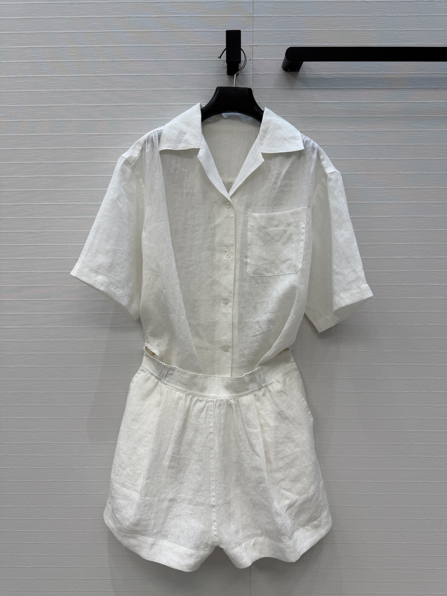 NO:821873,Highly recommend Pra*’s new work style linen jumpsuit!  The top is a lapel short-sleeved shirt, and the bottom is high-waisted shorts with an elasticated waist, making it comfortable to wear and showing off your body proportions. The overall loose fit makes for an effortless and relaxed look, a must-have trendy item for street photographers!  The age-reducing temperament is A and sassy!  The quality of workmanship depends on the details!  Two colors and three sizes, S size, shoulder width 48, bust 112, waist 70, length 84,., Prada-clothing, prada, prada, shorts, shirts, T-shirt,19860909强烈推荐Pra*新品 工装风亚麻连体裤！上衣是翻领短袖衬衫,下装是高腰短裤,腰部松紧设计,穿着舒适又显身材比例.整体宽松版型不费力的松弛穿搭,街拍达人必备潮品！减龄气质又A又飒！做工品质看细节！两色三码,S码,肩宽48,胸围112,腰围70,衣长84,.,普拉达-服装,prada,prada,shorts,shirts,T-shirt,,Women's clothing