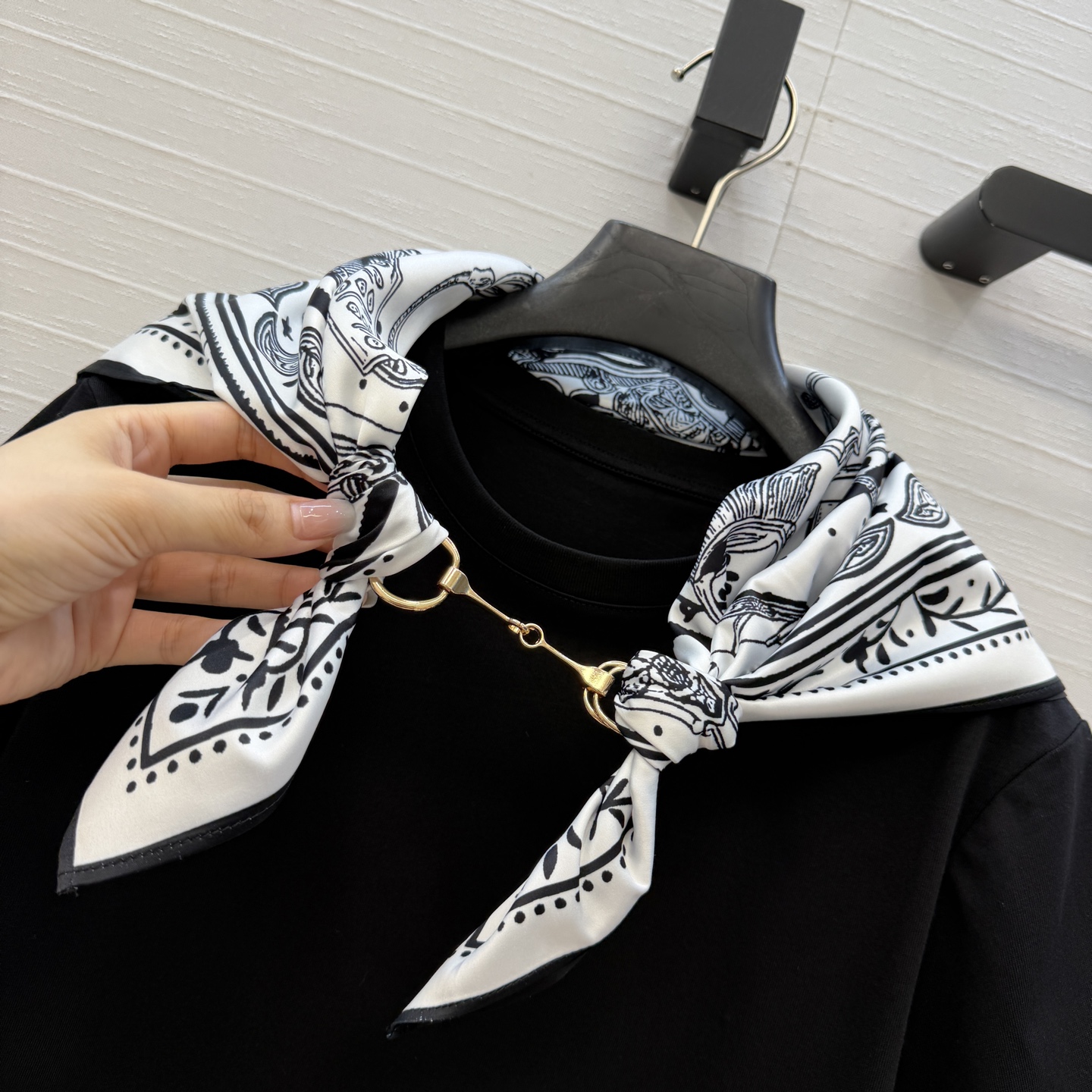 高端原单品质❤️H高智感穿搭，金属马鞍扣丝巾纯棉T恤！26春夏新品“马镫混搭”定位印花图案丝巾，100%