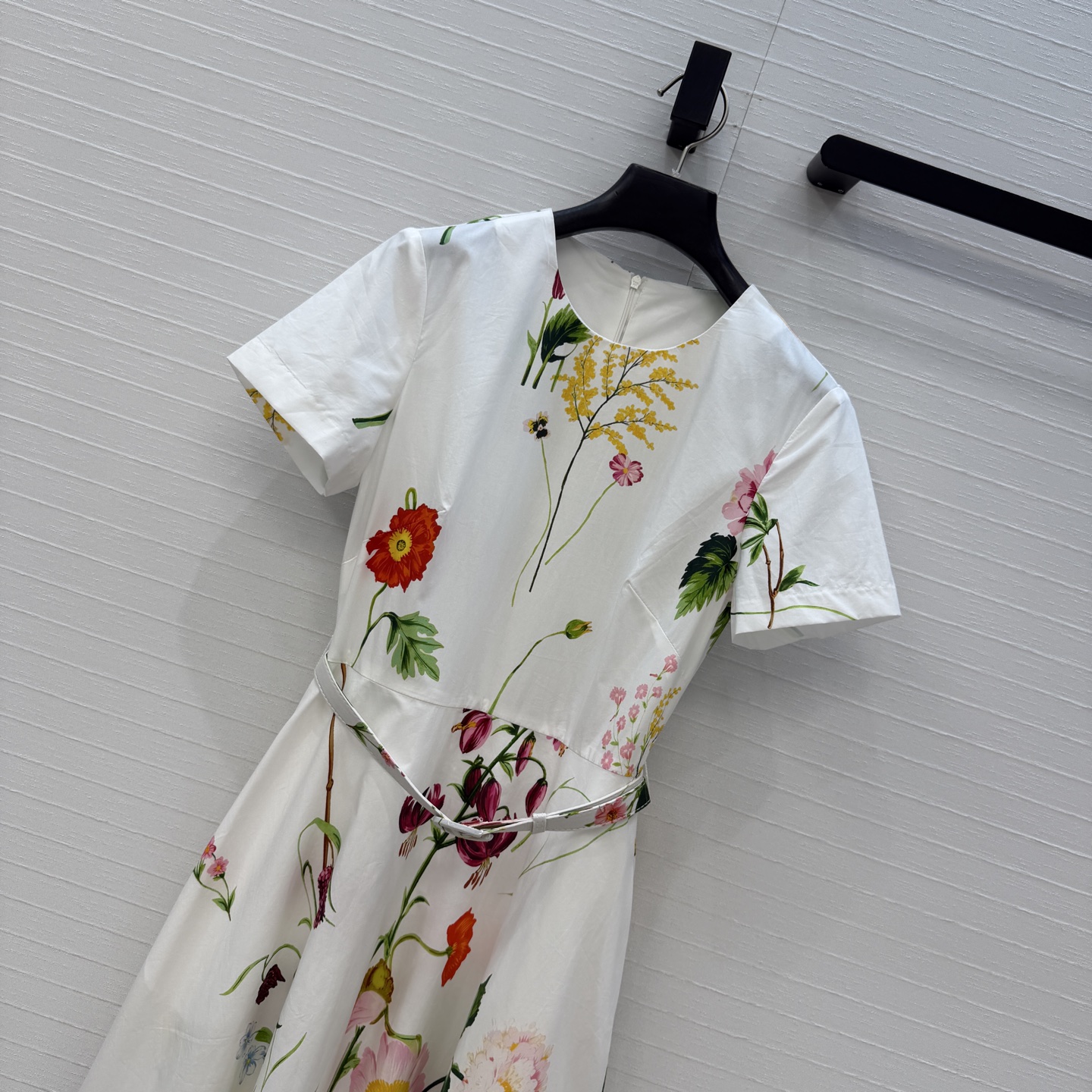 强烈推荐❤️Oscar*26度假新品 混合花卉印花短袖连衣裙，搭配本布腰带 收腰大裙摆剪裁上身优雅知性，