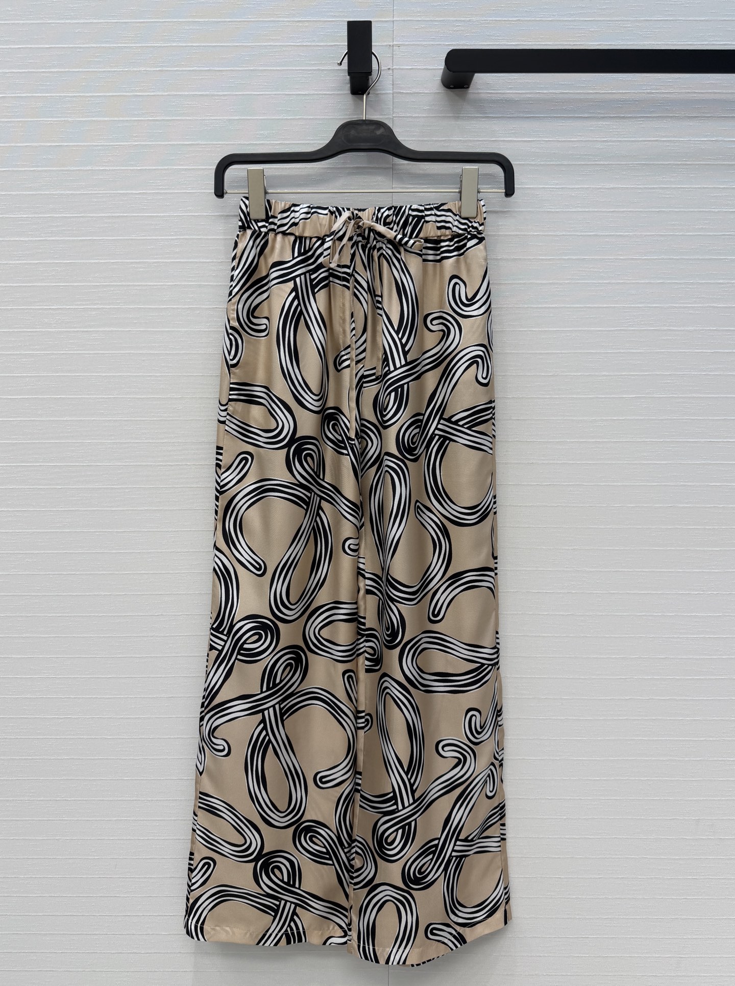 NO:823154,Highly recommended Lw Paula’s Ibiza series printed silk pants!  Abstract line logo printing has both artistic sense and brand recognition!  Silk twill!  The classic elastic-waisted straight-leg silhouette is effortless!  The upper body is super slim!  Romantic vacation style, Bai Fumei must-have artifacts, workmanship quality depends on the details, one color, three sizes, big list. S size, waist 62, hip 96, pants length 100, Loewe-clothing, loewe, real silk,19860909爆单推荐 Lw Paula’s Ibiza 系列印花真丝裤！抽象线条徽标印花艺术感与品牌辨识度兼具！真丝斜纹绸！经典松紧腰直筒版型不挑人！上身超显瘦！浪漫度假风 白富美必入神器做工品质看细节,一色三码,大单子甩过来.S码,腰围62,臀围96,裤长100,,罗意威-服装,loewe,real silk,,Women's clothing