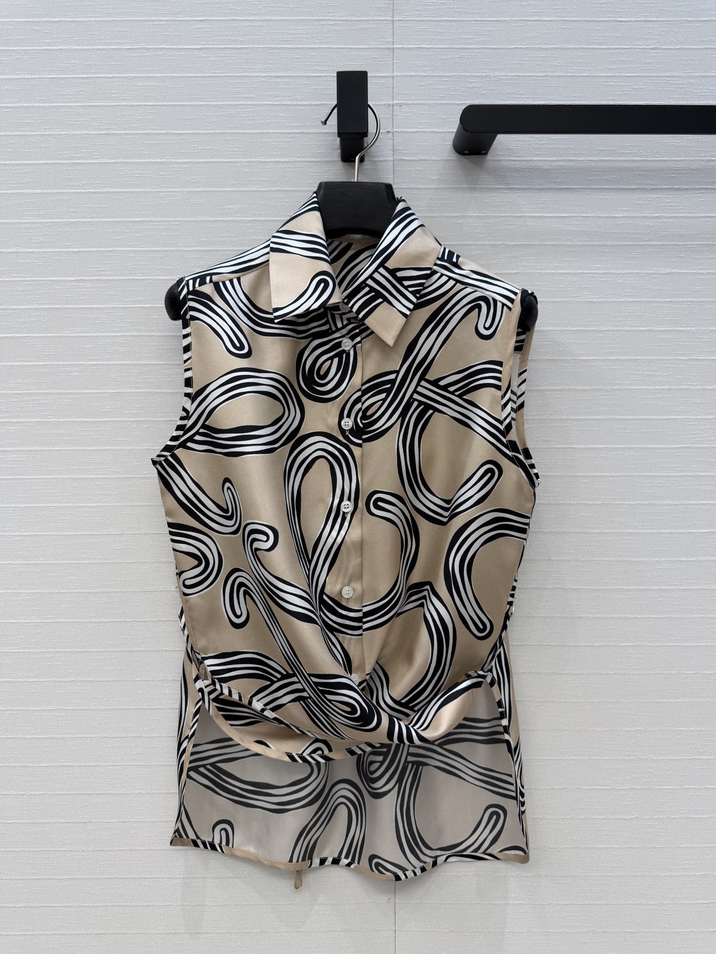 NO:823160,Hot item recommendation: Lw Paula’s Ibiza series printed silk sleeveless shirt. The abstract line logo print is both artistic and brand recognizable!  Silk twill!  Irregular lace-up hem design and H-shaped silhouette are not attractive!  The upper body is super slim!  Romantic urban vacation style. Bai Fumei must-have artifacts. The quality of workmanship depends on the details. Three sizes in one color. Big list. S size, bust 92, length 62..., Loewe-clothing, loewe, shirts, real silk,19860909爆单推荐 Lw Paula’s Ibiza 系列印花真丝无袖衬衫,抽象线条徽标印花艺术感与品牌辨识度兼具！真丝斜纹绸！不规则系带下摆设计 H版型不挑人！上身超显瘦！浪漫都市度假风 白富美必入神器做工品质看细节,一色三码,大单子甩过来.S码,胸围92,衣长62..,罗意威-服装,loewe,shirts,real silk,,Women's clothing