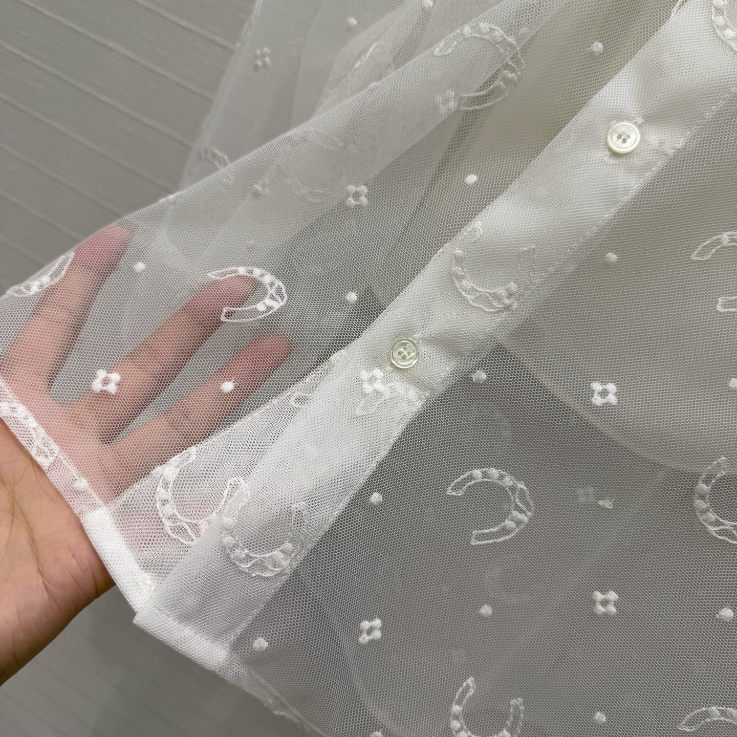 原单品质❤️Di*燕尾领蕾丝刺绣两件套上衣，仙气甜美公主风，内搭真丝小吊带上身自带优雅华丽感！透视美😘定
