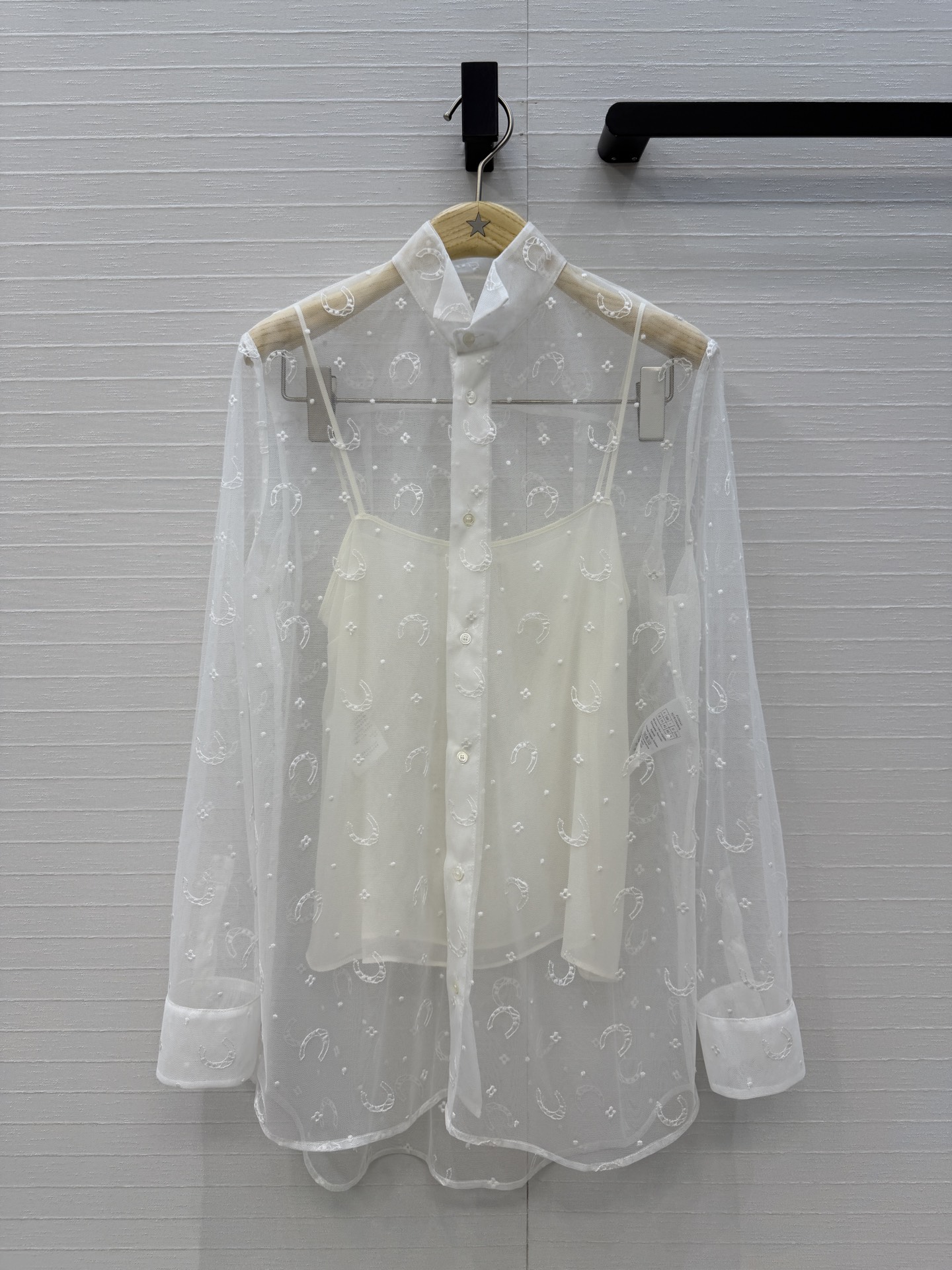 NO:823146,Original quality Di* swallowtail collar lace embroidered two-piece top, fairy-like and sweet princess style, with a small silk suspender underneath, giving the top a sense of elegance and gorgeousness!  See-through and beautiful customized horseshoe pattern embroidered tulle fabric, you can see the workmanship quality for yourself, it can be stocked in seconds!  Size 38. Shoulder width 40, bust 100, length 73-80, strap bust 80, Dior-clothing, dior, real silk,19860909原单品质Di*燕尾领蕾丝刺绣两件套上衣,仙气甜美公主风,内搭真丝小吊带上身自带优雅华丽感！透视美定制马蹄铁图案刺绣薄纱面料,做工品质自己看,现货速度秒！38码.肩宽40,胸围100,衣长73-80,吊带胸围80,,迪奥-服装,dior,real silk,,Women's clothing