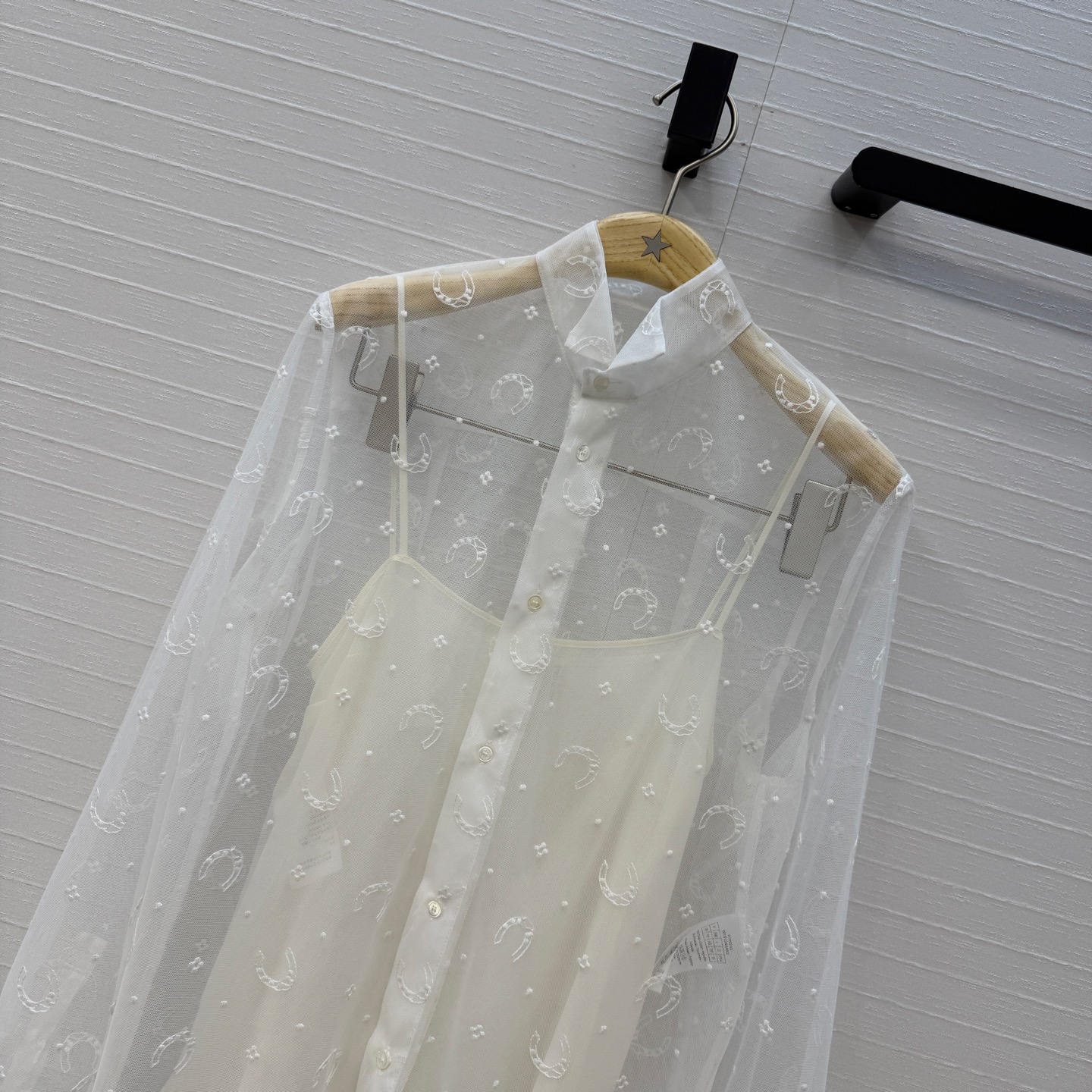 原单品质❤️Di*燕尾领蕾丝刺绣两件套上衣，仙气甜美公主风，内搭真丝小吊带上身自带优雅华丽感！透视美😘定