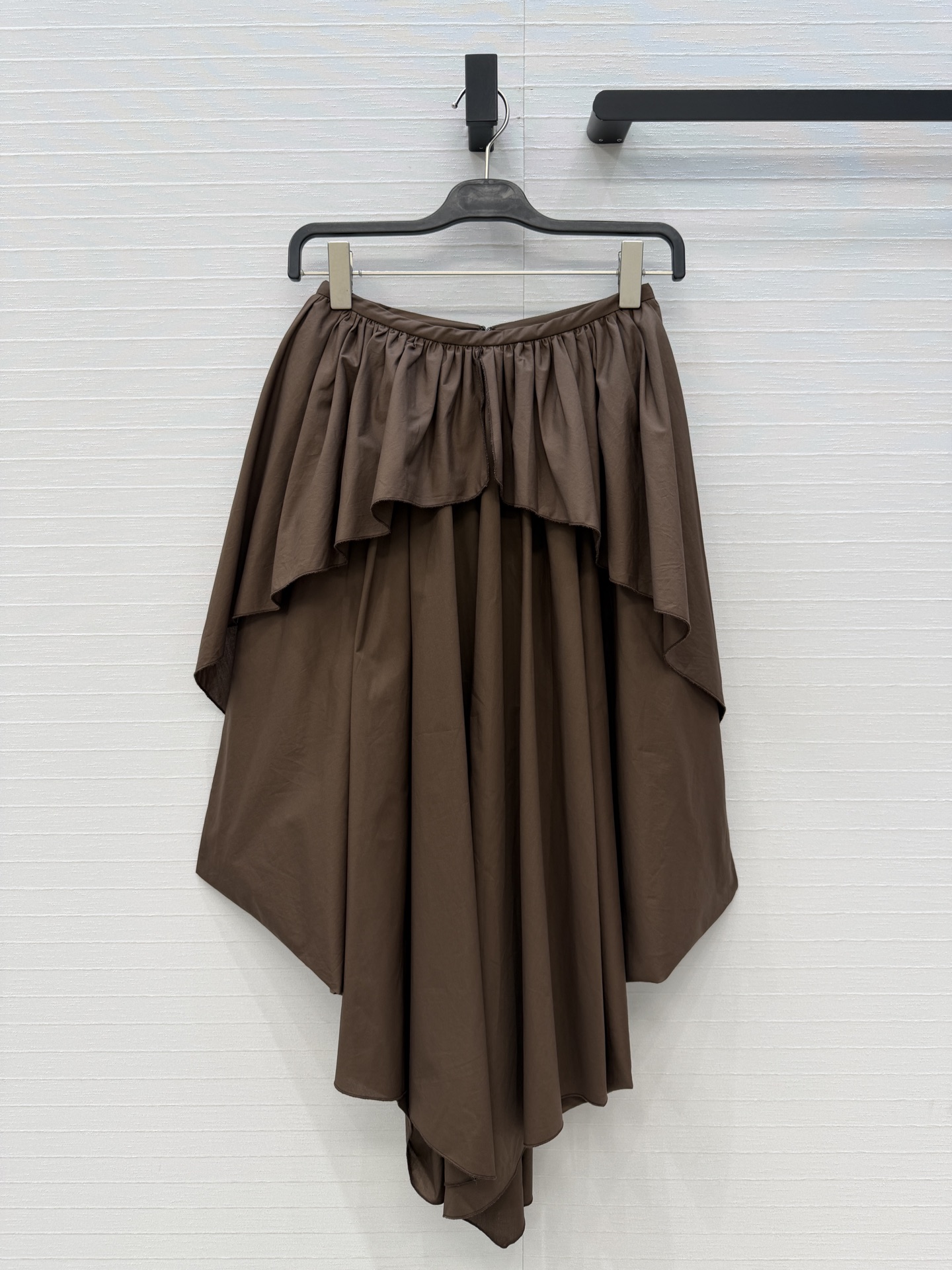 NO:823132,Highly recommend Lw*’s new product Paula’s Ibiza series irregular pleated puffy skirt, layered arc cut asymmetric drape skirt design casual and fashionable ~ cotton poplin fabric, see for yourself the workmanship quality, two colors and three sizes, S size. Waist 66, skirt length 90., Loewe-clothing, loewe, skirts,19860909强烈推荐Lw*新品Paula’s Ibiza系列不规则褶皱蓬蓬半身裙,层次弧度剪裁不对称垂坠裙摆设计随性时髦～棉府绸面料,做工品质自己看,两色三码,S码.腰围66,裙长90.,罗意威-服装,loewe,skirts,,Women's clothing