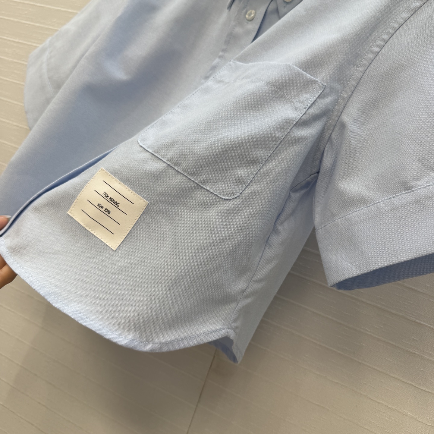 强烈推荐❤️ Thom Brow*新品学院风短袖小衬衫，经典翻领+单侧胸袋，细节满分✨小短款弧边H版型设