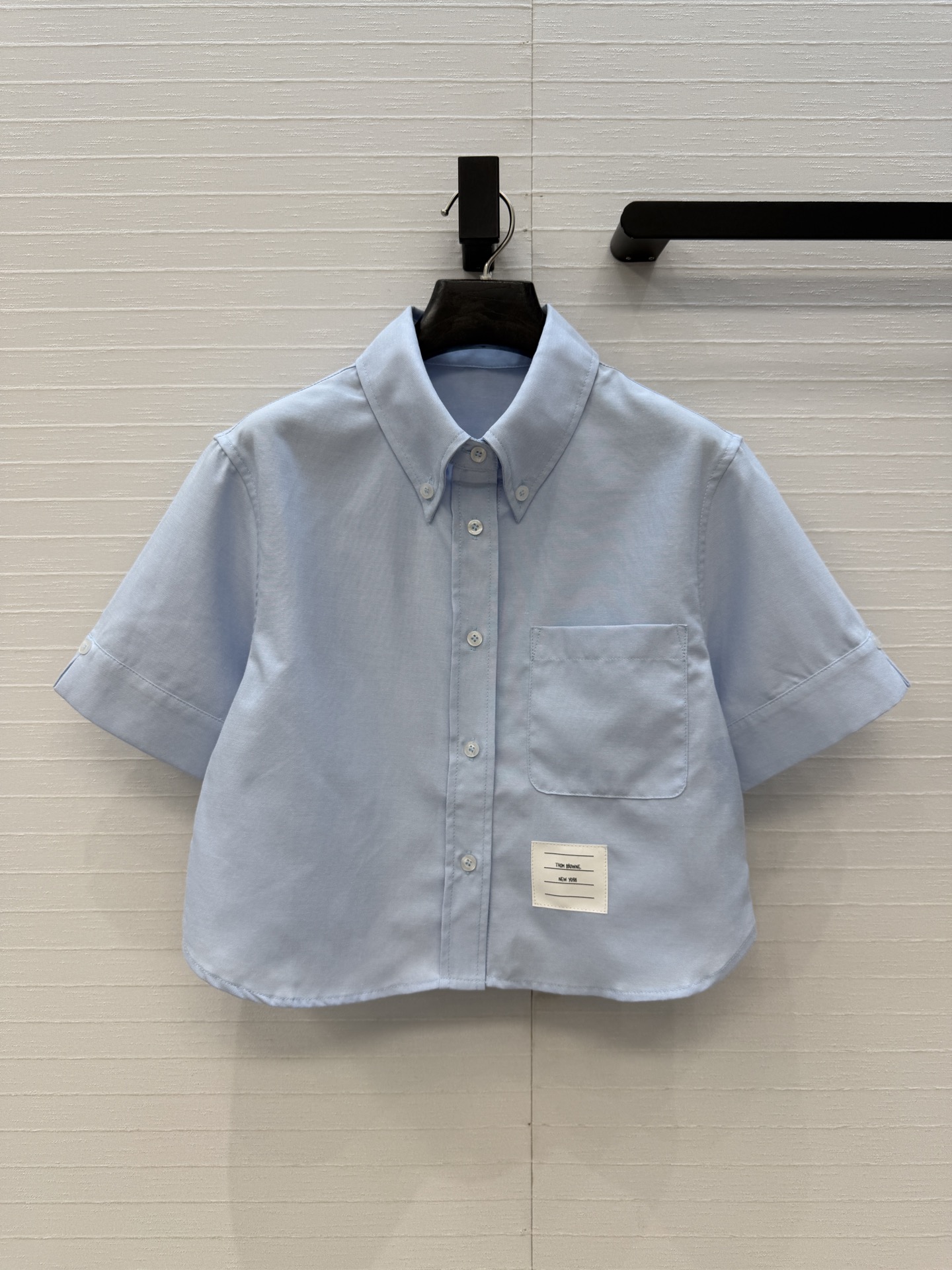 NO:823128,Highly recommend Thom Brow*'s new college-style short-sleeved shirt, classic lapel + one-sided chest pocket, full of details, short curved edge H-shaped design, versatile and not picky, sweet and salty, youthful and casual girly temperament. The quality of workmanship depends on the details, available in two colors S-L sizes!  Throw the order over!  Size S. Shoulder width 39, bust 88, length 46..., women's clothing, shirts, T-shirt,19860909强烈推荐 Thom Brow*新品学院风短袖小衬衫,经典翻领+单侧胸袋,细节满分小短款弧边H版型设计百搭不挑人,可甜可盐青春休闲少女气质.做工品质看细节,现货两色S-L码！单子甩过来！S码.肩宽39,胸围88,衣长46..,女装,shirts,T-shirt,,Women's clothing