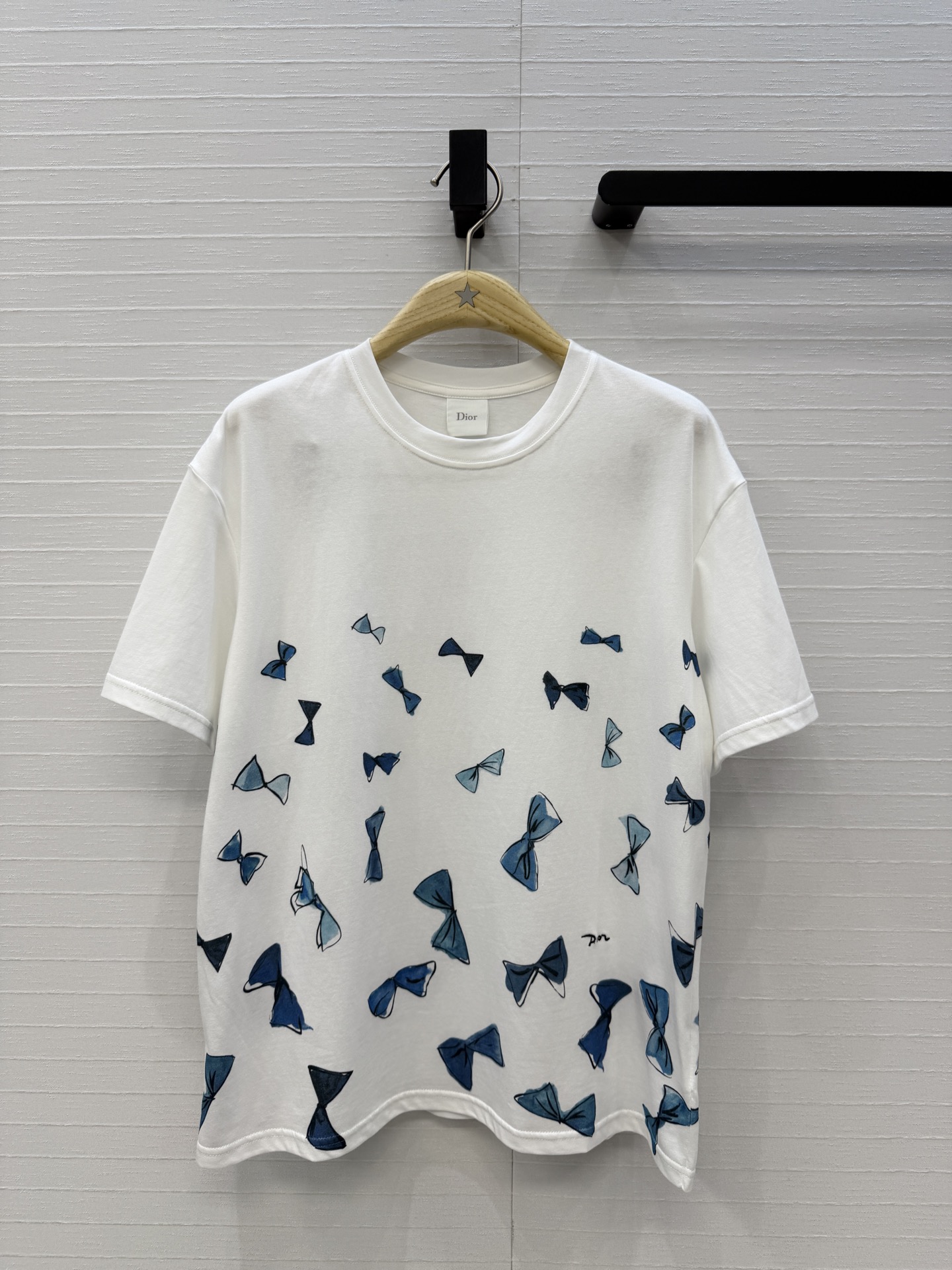 NO:823112,Original quality MissD new spring and summer series, blue bow printed short-sleeved T-shirt. Imported pure cotton fabric has a great texture!  The positioning logo embroidery is low-key and luxurious, full of French sweet style, and the loose version is versatile and easy to match. The upper body is beautiful!  The quality of workmanship depends on the details!  One color size 3, size 36, shoulder width 47, bust 100, length 63..., Dior-clothing, dior, T-shirt, tees, t-shirt,19860909原单品质MissD春夏新品系列,蓝色蝴蝶结印花短袖T恤.进口纯棉面料质感超赞！定位logo刺绣低调奢华,法式甜美风满满,宽松版型百搭不挑人上身美的不要不要的！做工品质看细节！一色3码,36码,肩宽47,胸围100,衣长63..,迪奥-服装,dior,T-shirt,tees，t-shirt,,Women's clothing