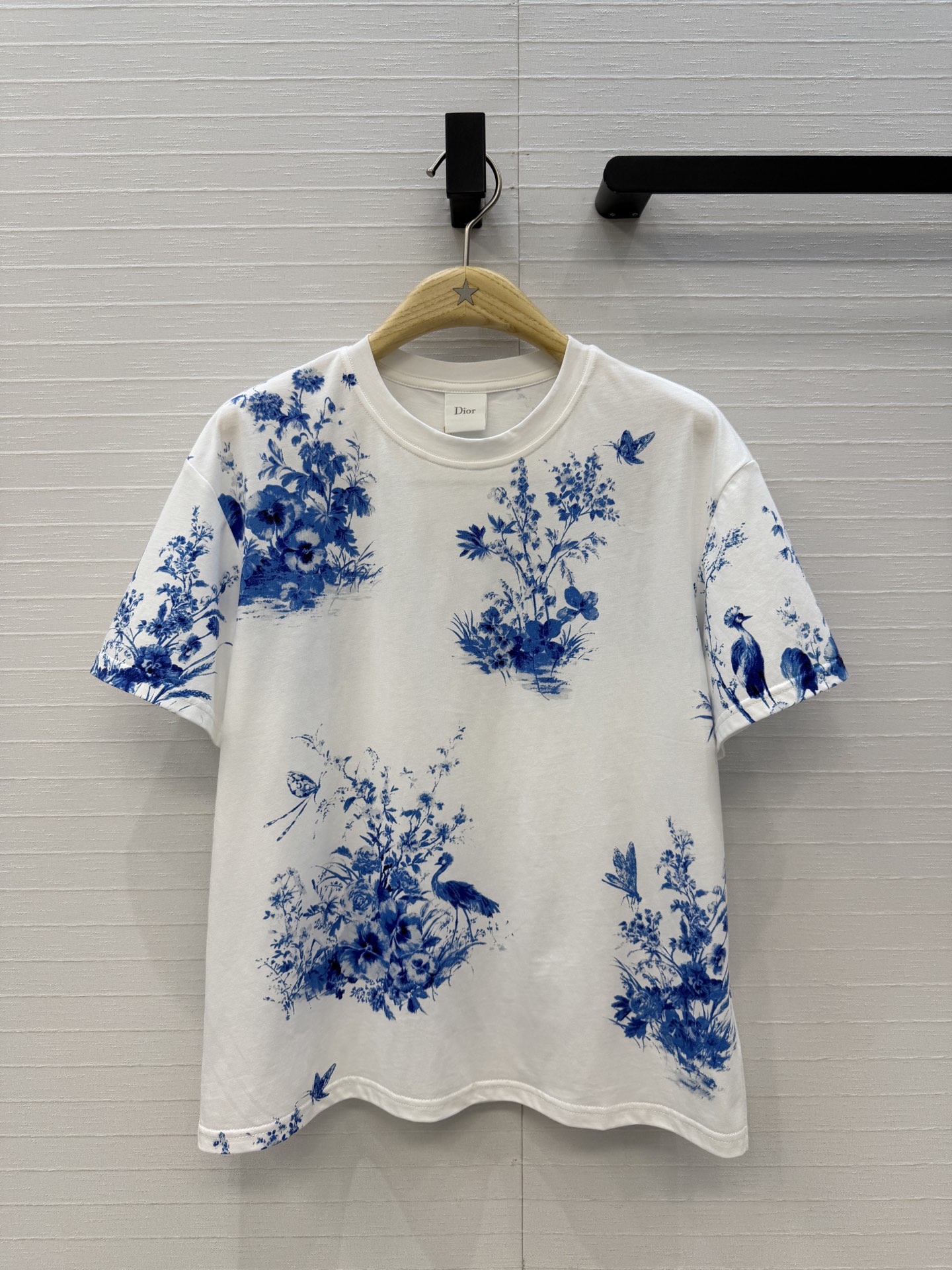 NO:823118,Original quality MissD spring and summer new product series, Garden World blue flower and bird print short-sleeved T-shirt. Imported pure cotton fabric has a great texture!  Full of sweet French style, the loose fit is versatile and doesn’t pick on anyone’s upper body, so you don’t want to miss it!  The quality of workmanship depends on the details!  One color size 3, size 36, shoulder width 46, bust 98, length 60..., Dior-clothing, dior, T-shirt, tees, t-shirt,19860909原单品质MissD春夏新品系列,花园世界蓝色花鸟印花短袖T恤.进口纯棉面料质感超赞！法式甜美风满满,宽松版型百搭不挑人上身美的不要不要的！做工品质看细节！一色3码,36码,肩宽46,胸围98,衣长60..,迪奥-服装,dior,T-shirt,tees，t-shirt,,Women's clothing