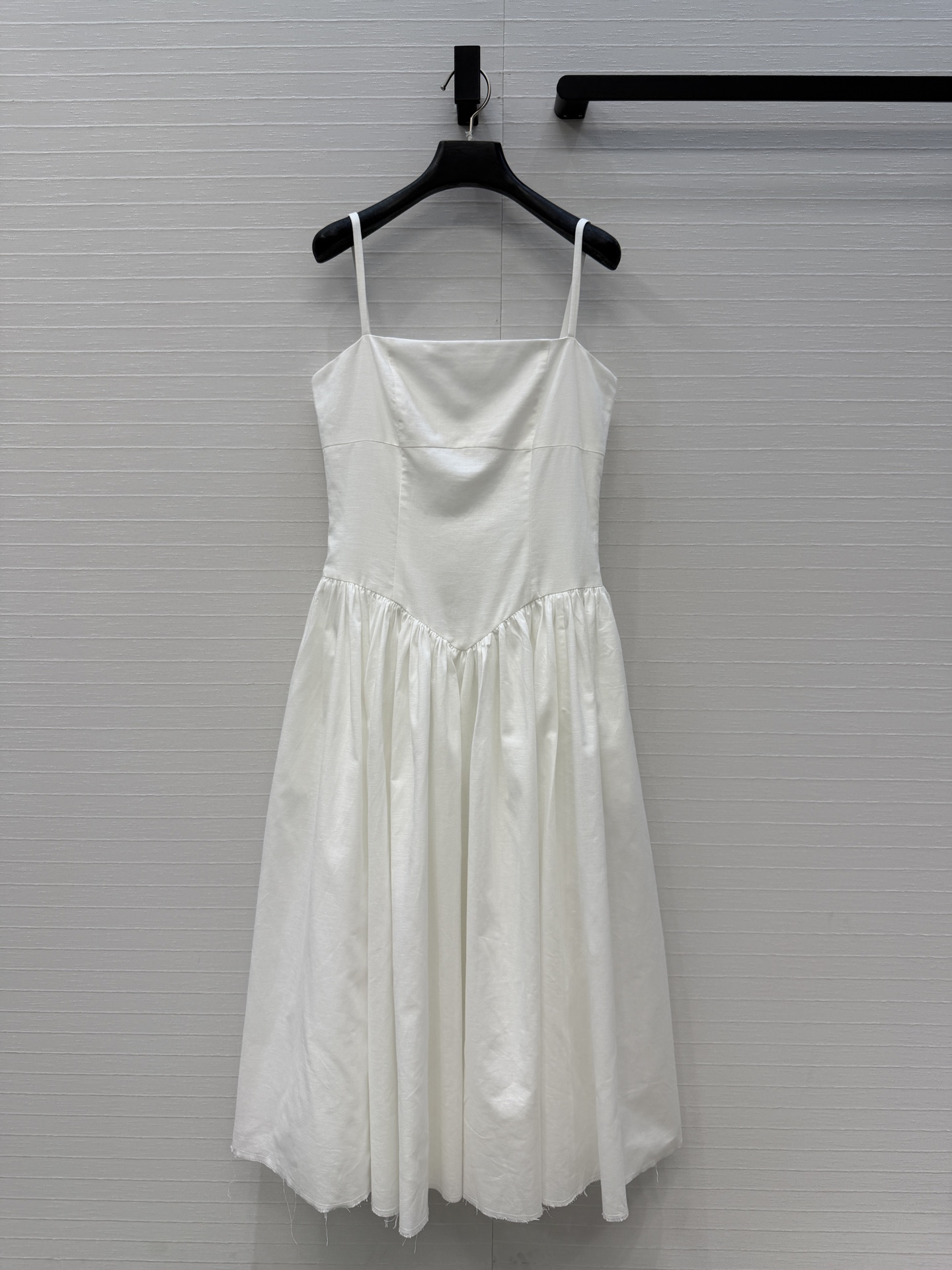 NO:823945,Highly recommend GABRIELA HEARST's new pleated backless cotton and linen dress. The upper body is designed with a strapless spaghetti strap. The bow element on the back is a waist-cinching wide skirt. The upper body is cut to easily create a French elegant atmosphere with a romantic and retro feel!  Two colors and three sizes, S size, bust 82, waist 72, skirt length 118..., women's clothing, skirts,19860909强烈推荐 GABRIELA HEARST新品褶裥露背棉麻连衣裙,上身抹胸细肩带设计,后背蝴蝶结元素收腰阔裙摆剪裁上身轻松打造法式优雅氛围感浪漫复古感满满！两色三码,S码,胸围82,腰围72,裙长118..,女装,skirts,,Women's clothing