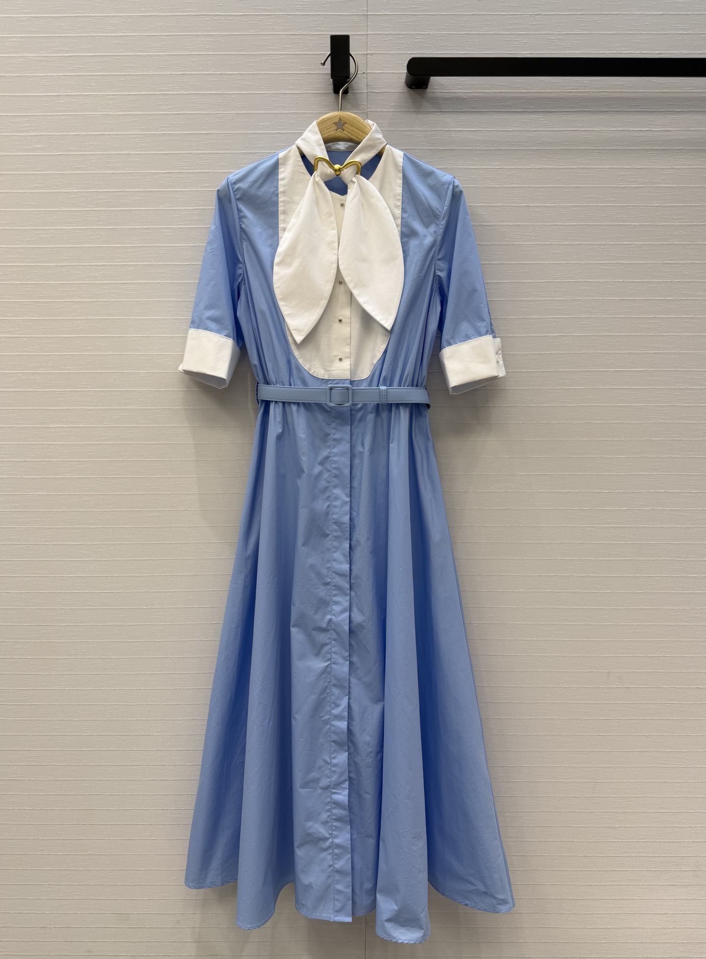NO:823935,Exclusive first release of D*26 early spring new product, French contrasting long skirt, light blue + white splicing, fresh and elegant, shirt-style collar + metal bow buckle, ultra-detailed waist, A-line skirt, romantic and casual design, imported cotton poplin fabric, quality workmanship depends on the details!  S.M.L.XL size is in stock, size 36, shoulder width 37, bust 98, waist 68, skirt length 128.., Dior-clothing, dior, skirts, shirts,19860909独家首发D*26早春新品 法式撞色长裙,浅蓝+白色拼接清新优雅,衬衫式领口+金属蝴蝶结扣超有细节感收腰A字裙摆版型设计浪漫随性,进口棉府绸面料做工品质看细节！S.M.L.XL码 现货开抢,36码,肩宽37,胸围98,腰围68,裙长128..,迪奥-服装,dior,skirts,shirts,,Women's clothing