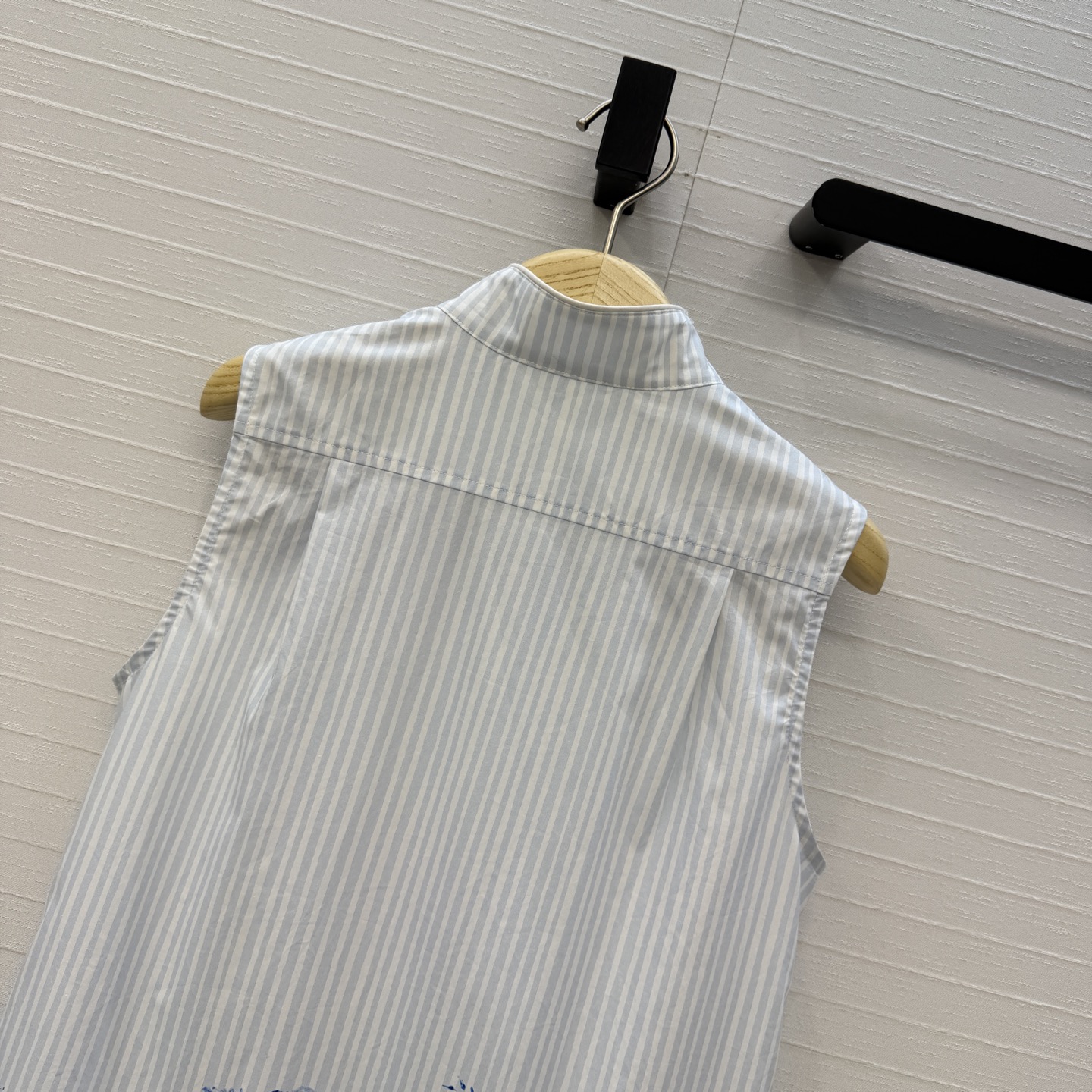 独家首发❤️D*26新品 蓝色花卉条纹印花无袖裙。，翻褶小衬领 直筒荷叶边裙摆版型设计俏皮随性。轻松ge