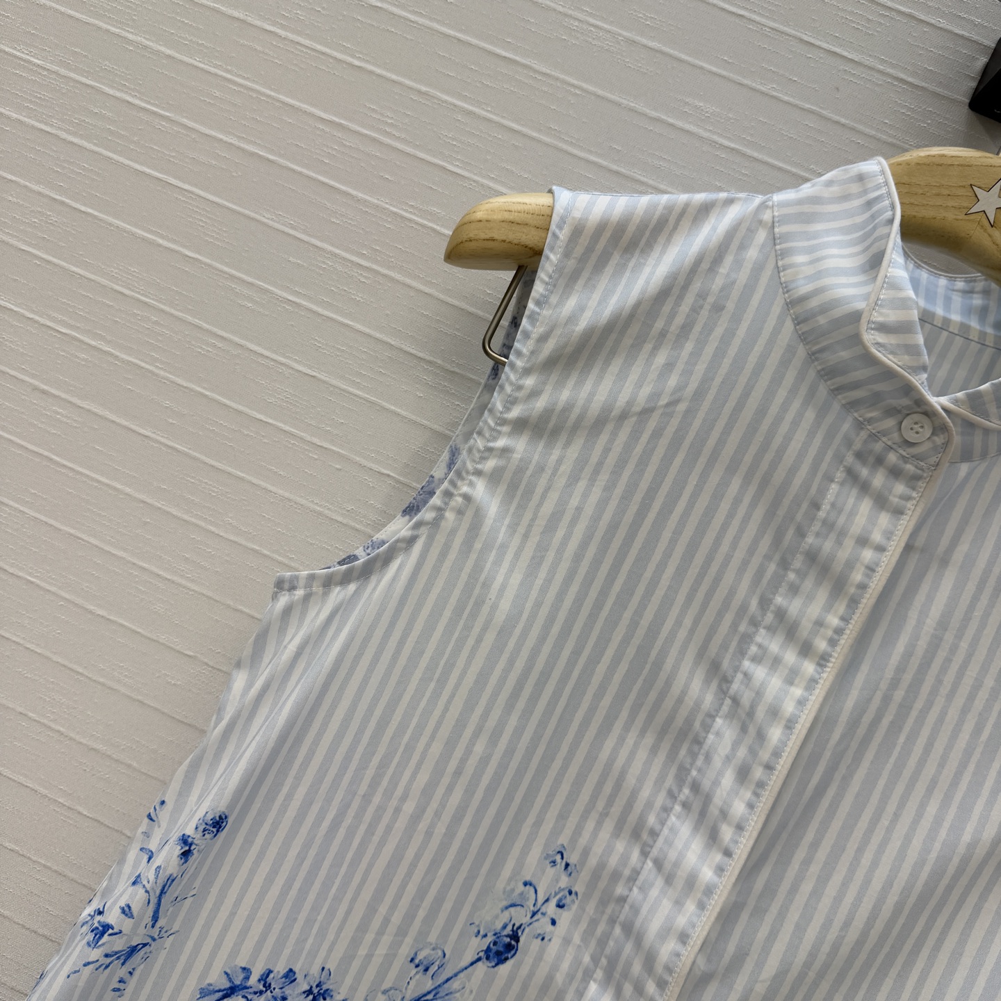 独家首发❤️D*26新品 蓝色花卉条纹印花无袖裙。，翻褶小衬领 直筒荷叶边裙摆版型设计俏皮随性。轻松ge
