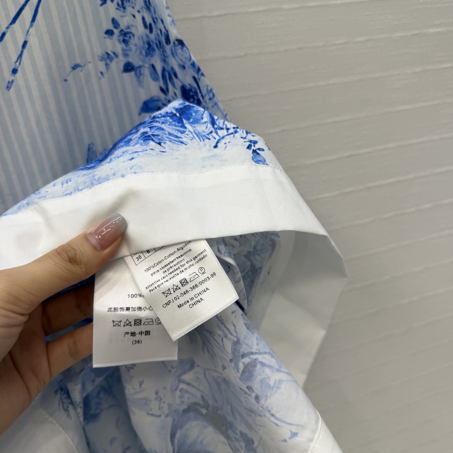 独家首发❤️D*26新品 蓝色花卉条纹印花无袖裙。，翻褶小衬领 直筒荷叶边裙摆版型设计俏皮随性。轻松ge