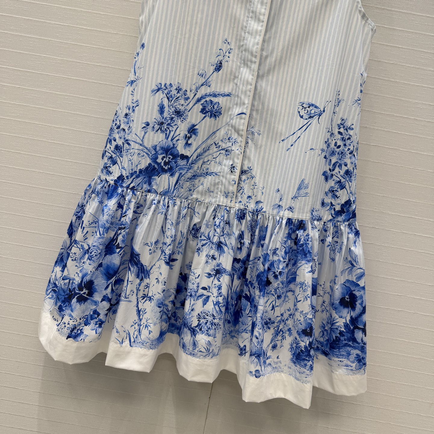 独家首发❤️D*26新品 蓝色花卉条纹印花无袖裙。，翻褶小衬领 直筒荷叶边裙摆版型设计俏皮随性。轻松ge