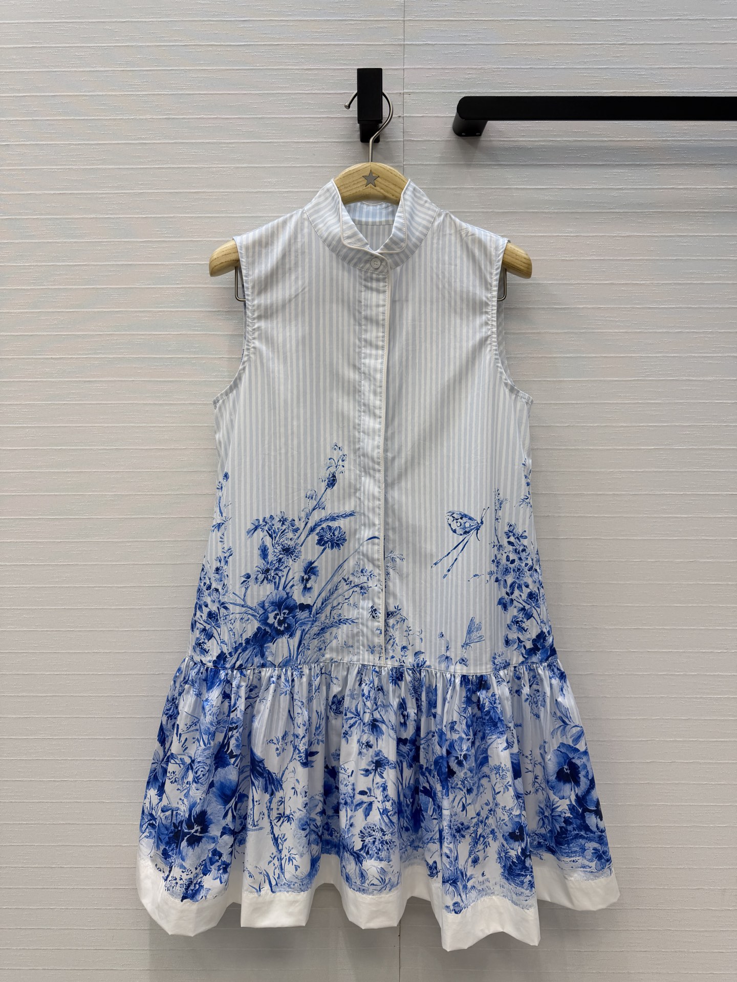 NO:823926,Exclusive debut of D*26 new product, blue floral stripe printed sleeveless skirt. Small pleated collar, straight ruffle skirt, playful and casual design. Easily get the French elegant look, custom piping technology, imported cotton material, quality workmanship, look at the details!  S.M.L.XL size is in stock, size 36, bust 90, skirt length 87.., Dior-clothing, dior, skirts,19860909独家首发D*26新品 蓝色花卉条纹印花无袖裙.,翻褶小衬领 直筒荷叶边裙摆版型设计俏皮随性.轻松get法式优雅Look,定制滚边工艺进口棉料做工品质看细节！S.M.L.XL码 现货开抢,36码,胸围90,裙长87..,迪奥-服装,dior,skirts,,Women's clothing
